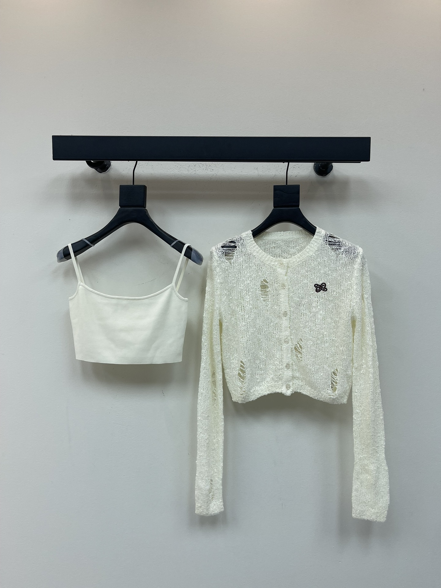 NO:505053,* Two-piece knitted cardigan with an apricot-colored knitted vest. The inner layer is matched with a milky white knitted cardigan with a ripped hole design. It has a casual and relaxing feeling, and the slightly transparent effect adds a little sexy. The buttons and small decoration embellishments make the simple style more detailed. The inner layer is matched and harmonious. It is very suitable for everyday travel and shopping, and it is easy to grasp the lazy and fashionable tone~ SML, alexander wang19860909*做旧镂空破洞两件套针织开衫.内搭搭配了一件杏色针织背心,破洞设计的奶白色针织开衫,自带随性松弛感,微透效果增添小性感,纽扣与小装饰点缀,让简约款更有细节,内搭同色系抹胸,适配又和谐.日常出街、逛店都很适配,轻松拿捏慵懒又时髦的调调~ SML,,alexander wang,Women's clothing