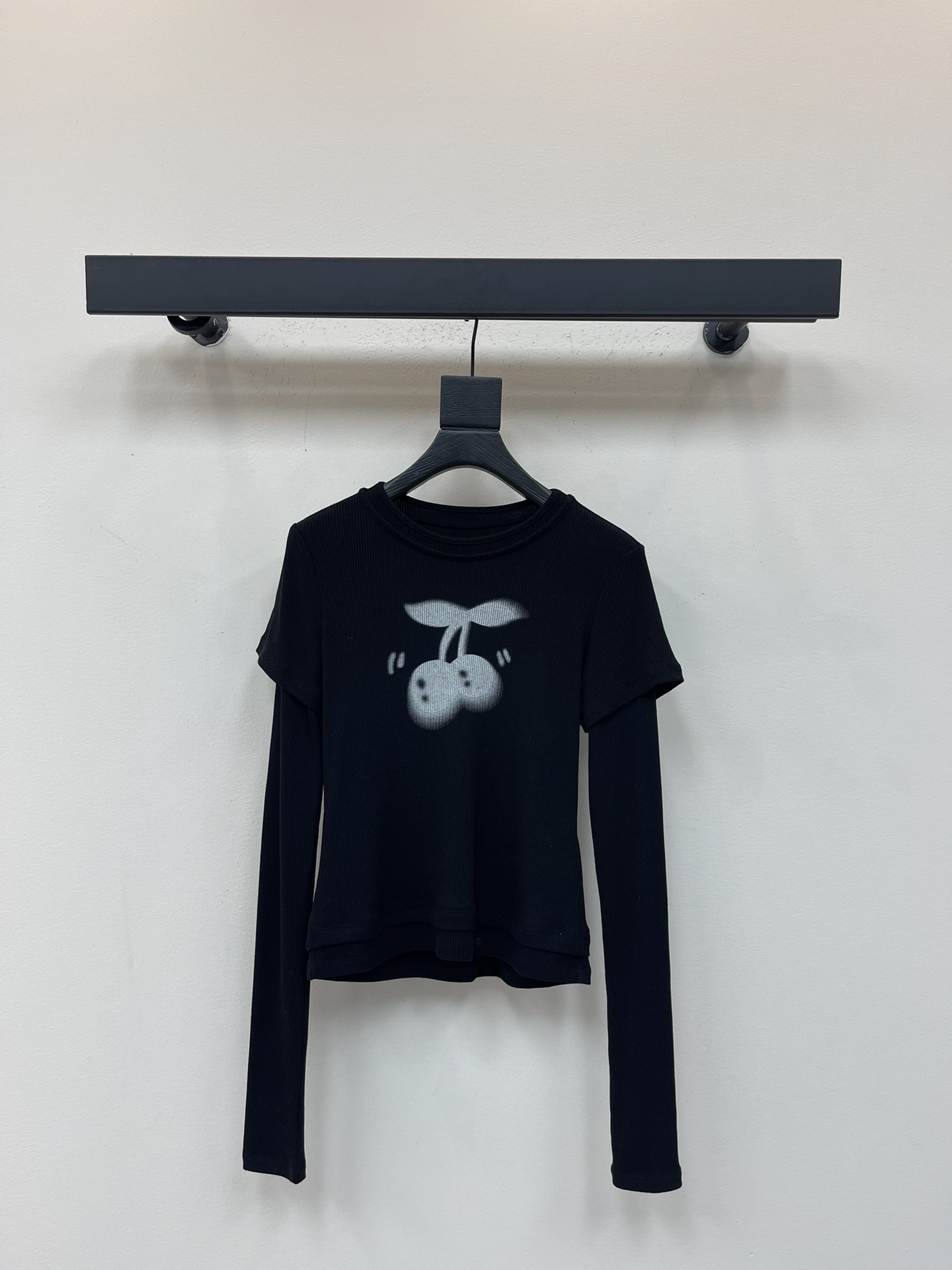 NO:505059,* Design two-piece dynamic cherry long-sleeved T-shirt. Classic dynamic cherry injects interesting flavor into the simple long-sleeved splicing fake two-piece design. It is full of youthful vitality. The cherry print on the chest shows the childlike fun, and it is easy to control various styles. SML, tees, t-shirt, alexander wang19860909*设计假两件动感樱桃长袖T恤.经典动感樱桃为简约的长袖拼接假两件设计注入趣味气息,穿着充满青春活力,胸前樱桃印花彰显童趣,多种风格轻松驾驭.SML,,tees，t-shirt,alexander wang,Women's clothing