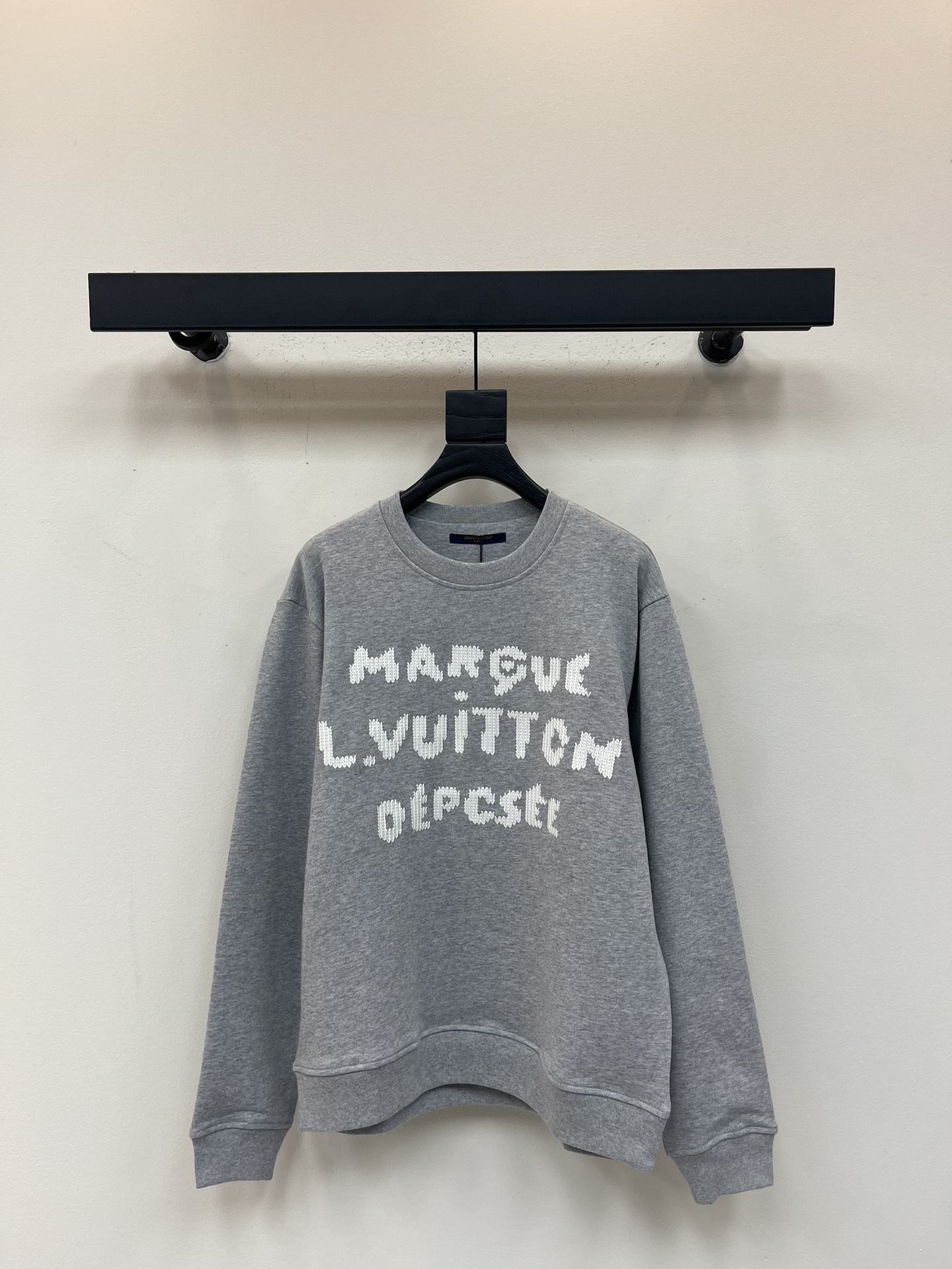 NO:506672,Louis Vuitto*25 new round neck embroidered letter sweatshirt custom YB native cotton material breathable, comfortable and stylish round neck pullover sweatshirt cut, oversized loose, iconic letter logo on chest outlined with embroidery and weaving, showing the brand's high-end feeling, versatile, slim, simple and not picky about body shape, enduring sweatshirt style, minimalist and casual style, a must-have fashion outfit for daily commuting, SML,,louis vuitton, versace, hoodie, sweatshirts, alexander wang19860909Louis Vuitto*25新款圆领刺绣字母卫衣 定制YB原生全棉材质 穿搭透气 舒适有型 圆领套头卫衣剪裁 版型oversized宽松 胸前标志性字母徽标 以刺绣编织勾勒 尽显品牌高级感 上身百搭显瘦 简约不挑身材 经久不衰的卫衣款式 尽显极简休闲风格 日常通勤必备时尚穿搭 SML,,louis vuitton,versace,hoodie,sweatshirts,alexander wang,Women's clothing