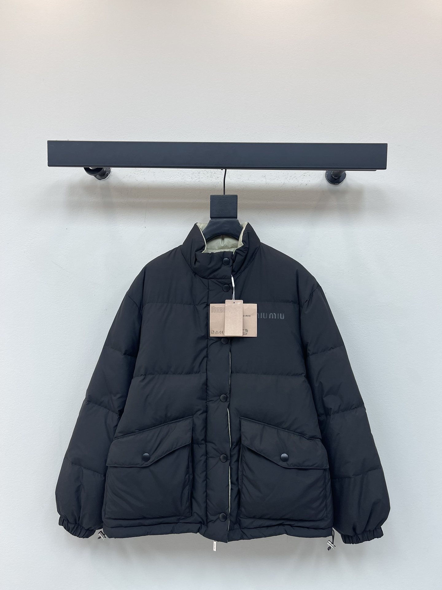 NO:505071,With dust bag Miumi*25 autumn and winter new stand collar and down jacket on both sides Customized YB windproof and waterproof nylon material White goose velvet fills the inner part Light and warmth Wear down jacket on both sides One side Royal blue classic rectangular embossed elements The letter logo on the chest exudes personality The flip pocket shows the fashion charm One side is versatile beige gray Use zipper pocket to achieve practical dressing. Any combination is fashionable and stylish, loose silhouette upper body is cool and handsome, filling standard: National standard 90 velvet Filling stuff: white duck down SML,,miumiu, jackets & coats, down jacket, alexander wang19860909配防尘袋Miumi*25秋冬新款立领两面穿羽绒服 定制YB防风防水尼龙材质 白鹅绒填充内里 整件轻盈保暖 两面穿羽绒外套 一面宝蓝色经典长方形压纹元素 胸口字母徽标张扬个性 翻盖口袋尽显时尚魅力 一面百搭米灰色 利用拉链口袋实现穿衣实用性 随意搭配都时尚有型 宽松廓形上身飒爽帅气 充绒标准:国标90绒 充绒物:白鸭绒 SML,,miumiu,jackets & coats,down jacket,alexander wang,Women's clothing