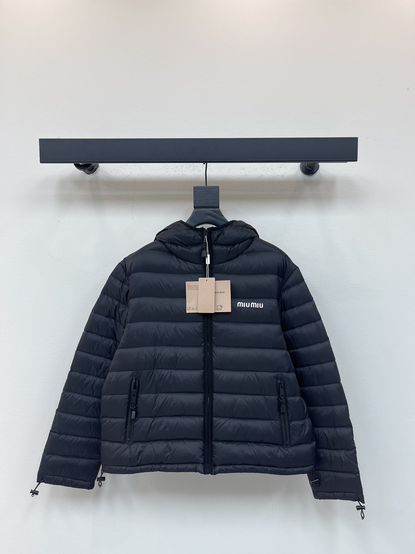 NO:506026,With dust bag * 25 autumn and winter new hooded zipper down jacket. 3D three-dimensional tailoring farewell to the bloated traditional down jacket, slim fit design, outlining a more neat body line, making it look slim and taller. Light down filling combines comfort and style, reflecting the rebellious spirit of Miu Mi*. The iconic fleece and exquisite pongé fabrics turn this down jacket into a symbol of experimentation and functionality. SML, miumiu, jackets & coats, down jacket, hats, alexander wang19860909配防尘袋 *25秋冬新款连帽拉链羽绒服.3D立体剪裁告别传统羽绒服的臃肿,修身版型设计,勾勒出更利落的身材线条,显瘦又显高.轻盈羽绒填充结合舒适与风格,体现Miu Mi*的叛逆精神.标志性抓绒和精致pongé面料将这款羽绒夹克转变为实验性与功能性的象征.SML,,miumiu,jackets & coats,down jacket,hats,alexander wang,Women's clothing