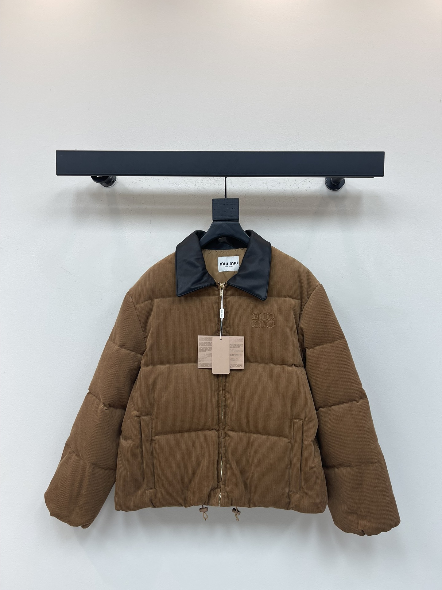 NO:506043,With dust bag Miumi*25 autumn and winter new corduroy leather collar down jacket yyds reduce girlish style. Three-dimensional tailoring H-shaped hem drawstring adjustment design is fashionable and handsome. Positioning letter logo print. National standard 90 white duck down filling. Original custom corduroy fabric texture is soft, light and comfortable. Imported machine sewn three-dimensional press line technology. Original hardware accessories. SML,,miumiu, down jacket, alexander wang.19860909配防尘袋Miumi*25秋冬新品灯芯绒拼皮领羽绒服yyds减轻少女风 立体剪裁H版型下摆抽绳调节设计时髦又帅气 定位字母logo印花 国标90白鸭绒填充 原版定制灯芯绒面料质感柔软轻盈舒适 进口机缝制立体压线线条工艺 原版五金配件 SML,,miumiu,down jacket,alexander wang,Women's clothing