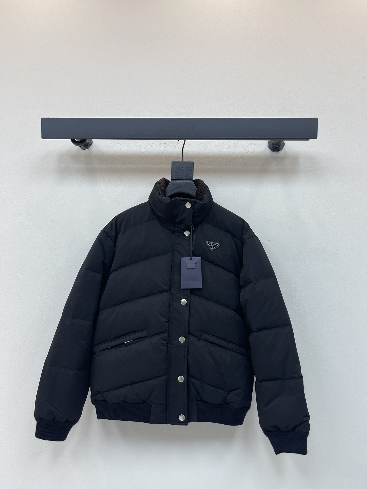 NO:505065,With dust bag*25 new standing collar logo down jacket in autumn and winter. Down jacket that is indispensable for winter!  Perfectly interprets the casual style, simple and exquisite!  This cotton jacket brings a retro and fashionable atmosphere to the fullest, combining modern design with traditional styles, with high-end fabrics on the surface!  SML, down jacket,alexander wang19860909配防尘袋*25秋冬新款立领徽标羽绒服.密冬天必不可少的羽绒服！完美诠释了休闲风格,简约又不失精致！这款棉服将复古又时髦的氛围拿捏到位了融合现代设计与传统版型于一身,表层高阶面料！SML,,down jacket,alexander wang,Women's clothing