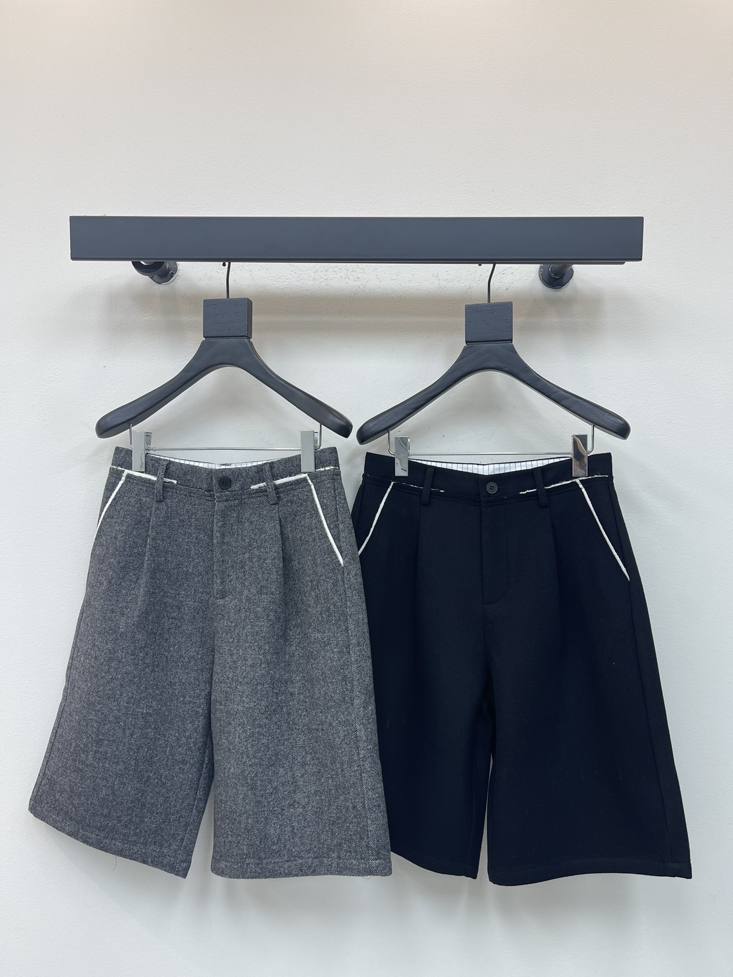 NO:505076,Bermuda mid-sized pants for fashionable wardrobes. MM6 classic scheming waist wool trousers. Simple but not without fashion sense. The high-waist design not only makes you look slim, but also lengthens the leg lines, making your figure more elegant and upright. When paired with different tops, you can create different sparks. Successful, calm, cool, interpret different styles from multiple angles. Eternal classics are absolutely not to be missed. A clean and neat aura is easy to use. Extremely practical wear and full comfort. SML A,,masion margiela,alexander wang19860909时髦精们衣橱必备的一条百慕大中裤 MM6经典拉线心机腰头毛呢五分裤 简洁而又不失时尚感 高腰设计不仅显瘦,还能拉长腿部线条,让身姿更加优雅挺拔 搭配不同上装 都能碰撞出不一样的火花 干练 沉稳 酷飒 多角度诠释不同风格 永恒经典是绝对不可错过的 干脆利落的气场信手拈来 实穿度极高 舒适度满分 SML A,,masion margiela,alexander wang,Women's clothing