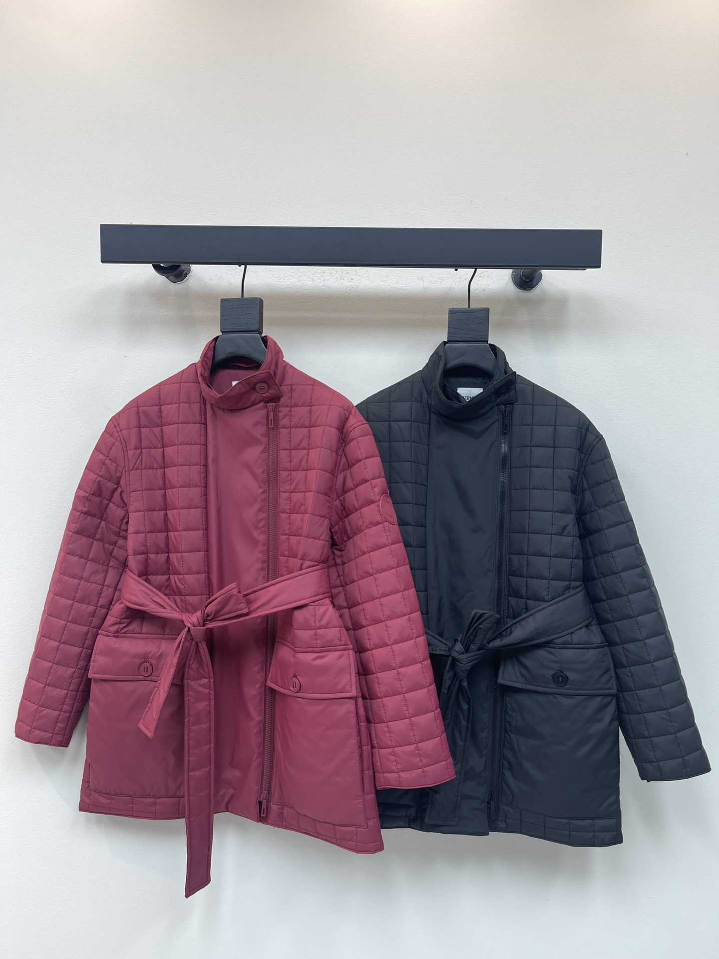 NO:506039,Hermes 25 autumn and winter new stand collar zipper mid-length cotton jacket Customized YB windproof and waterproof nylon material down cotton filling inner lining The whole piece is light and warm The plaid embossed stand collar or lapel is worn with multiple clothes The zipper design at the collarbone is fashionable and stylish and windproof and cold. The waistband belt adjusts drawstring, loose waist and swaps at will. The outlined silhouette increases the styling. Double-side pocket shape. Practical and convenient. The upper body is loose and fashionable. SML,, hermes, hermes, jackets & coats, down jacket, alexander wang19860909Herme*爱马仕25秋冬新款立领拉链中长棉服外套 定制YB防风防水尼龙材质 羽绒棉填充内里 整件轻薄保暖 通体格子压纹立领或翻领一衣多穿 锁骨处拉链设计 时尚有型又防风御寒 腰间本布腰带调节抽绳 宽松收腰随意切换 勾勒廓形增加造型感 双侧口袋造型 实用便捷 上身松弛洋气 SML,,hermes,hermes,jackets & coats,down jacket,alexander wang,Women's clothing