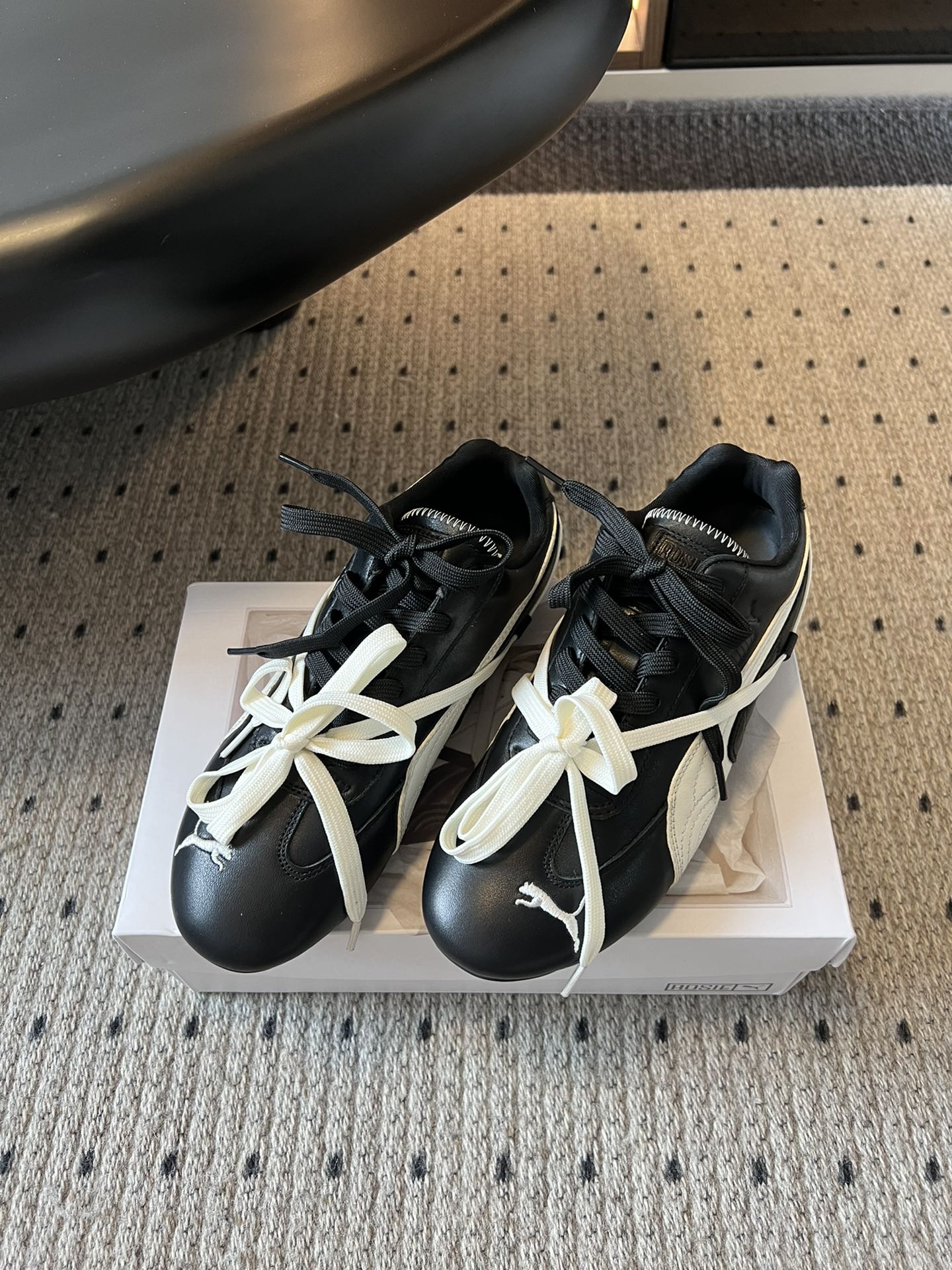 彪马（Puma）Ultrasoft Speedcats Rose同款板鞋有黑底白饰和白底黑饰两种配色，均