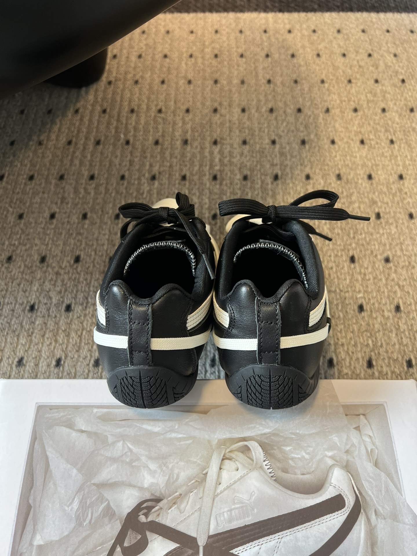 彪马（Puma）Ultrasoft Speedcats Rose同款板鞋有黑底白饰和白底黑饰两种配色，均