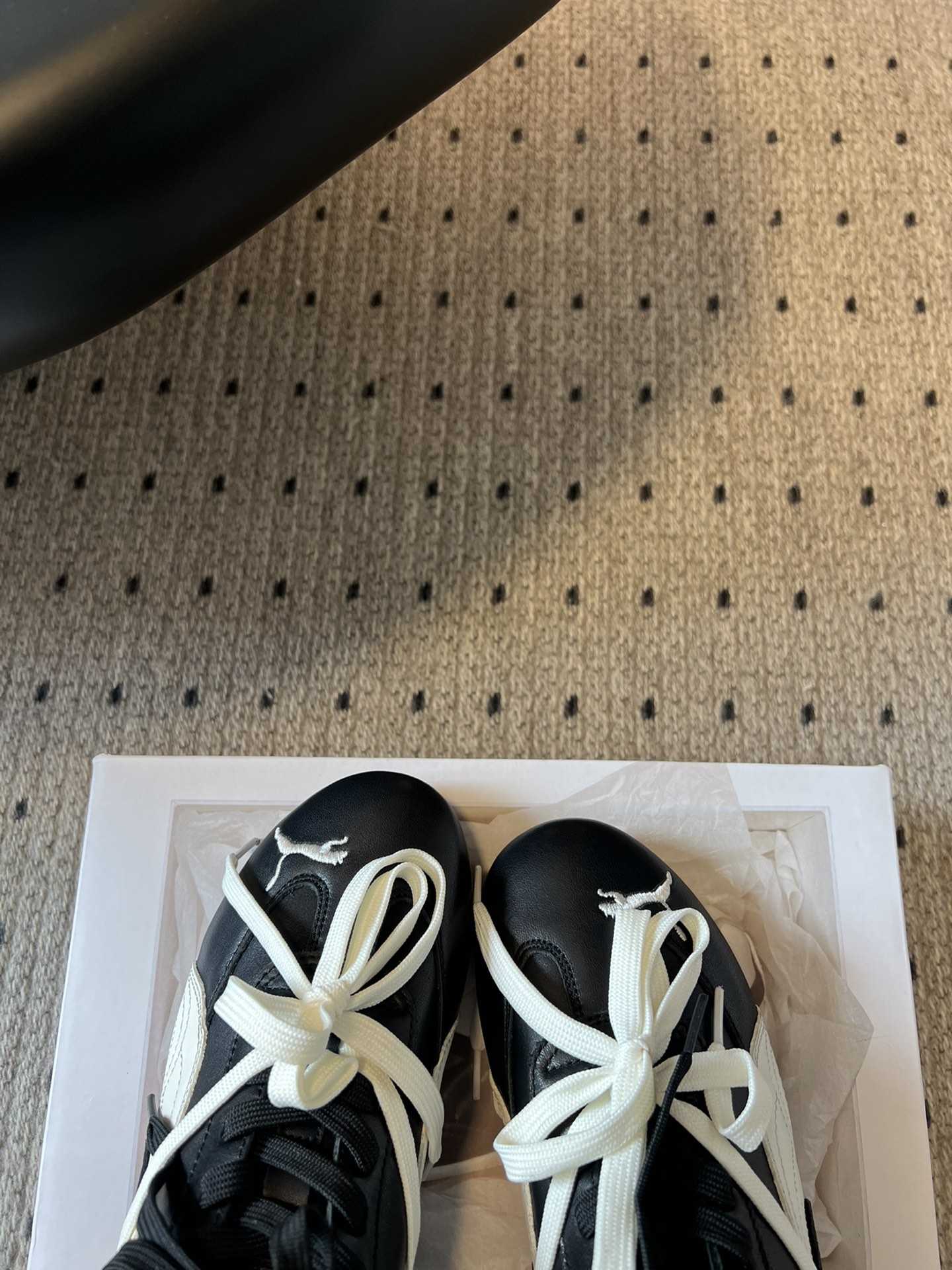 彪马（Puma）Ultrasoft Speedcats Rose同款板鞋有黑底白饰和白底黑饰两种配色，均