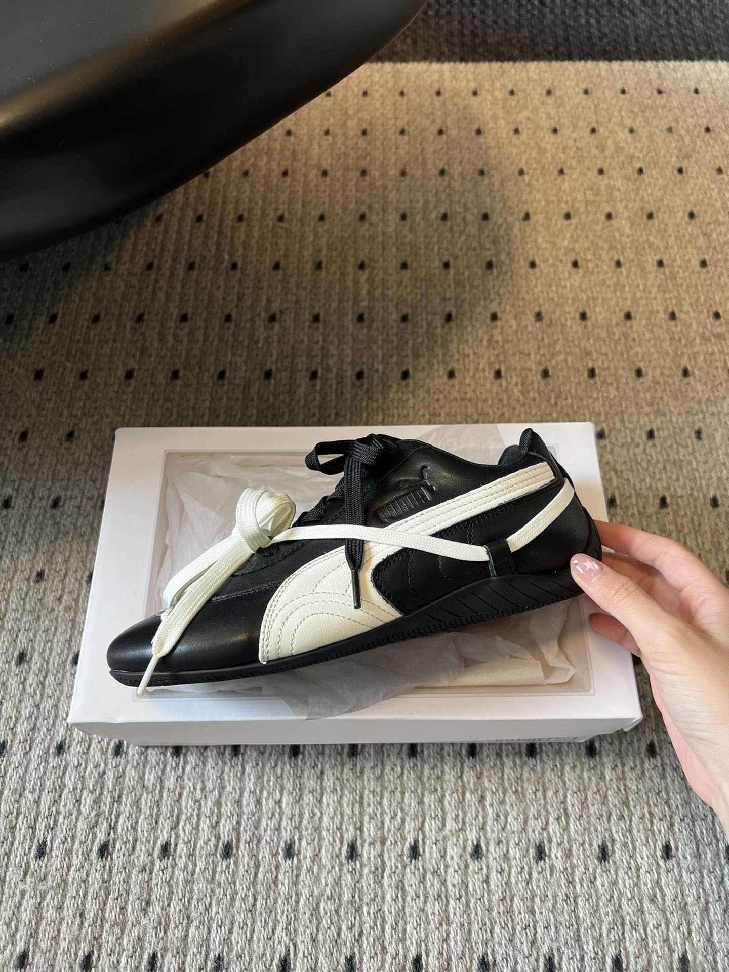 彪马（Puma）Ultrasoft Speedcats Rose同款板鞋有黑底白饰和白底黑饰两种配色，均