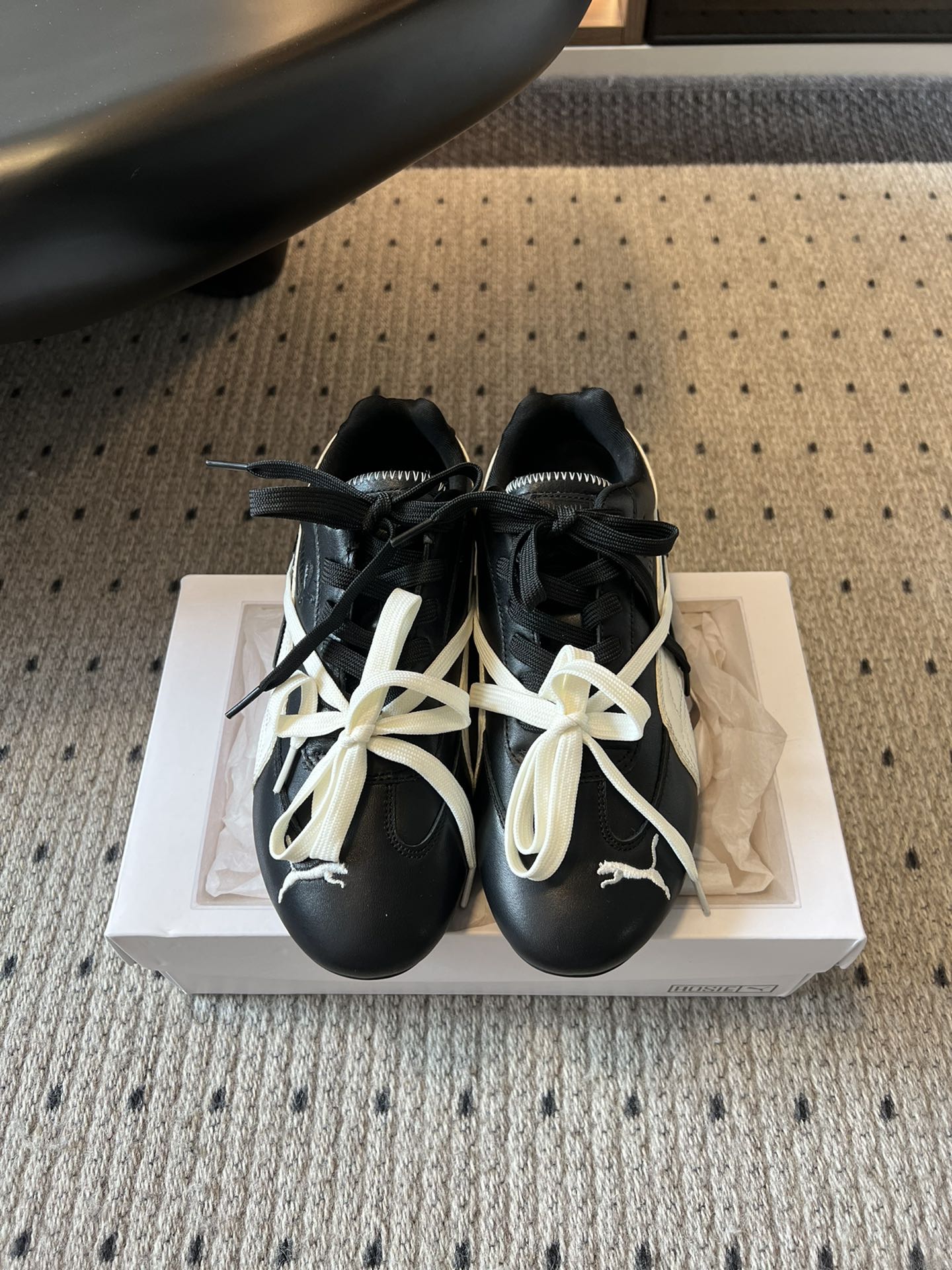 彪马（Puma）Ultrasoft Speedcats Rose同款板鞋有黑底白饰和白底黑饰两种配色，均