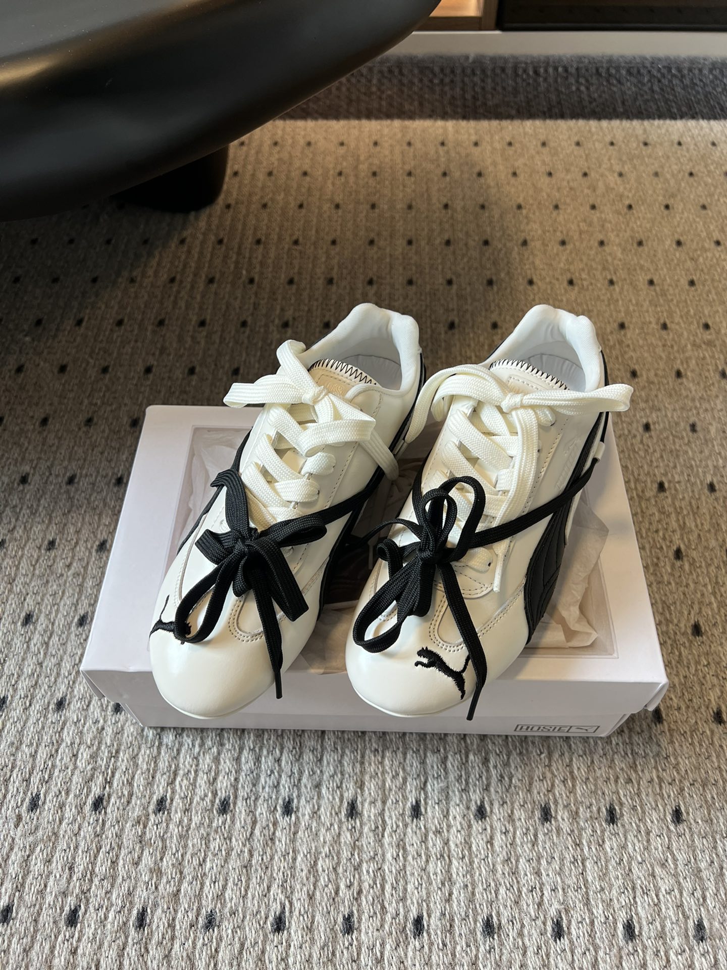 彪马（Puma）Ultrasoft Speedcats Rose同款板鞋有黑底白饰和白底黑饰两种配色，均