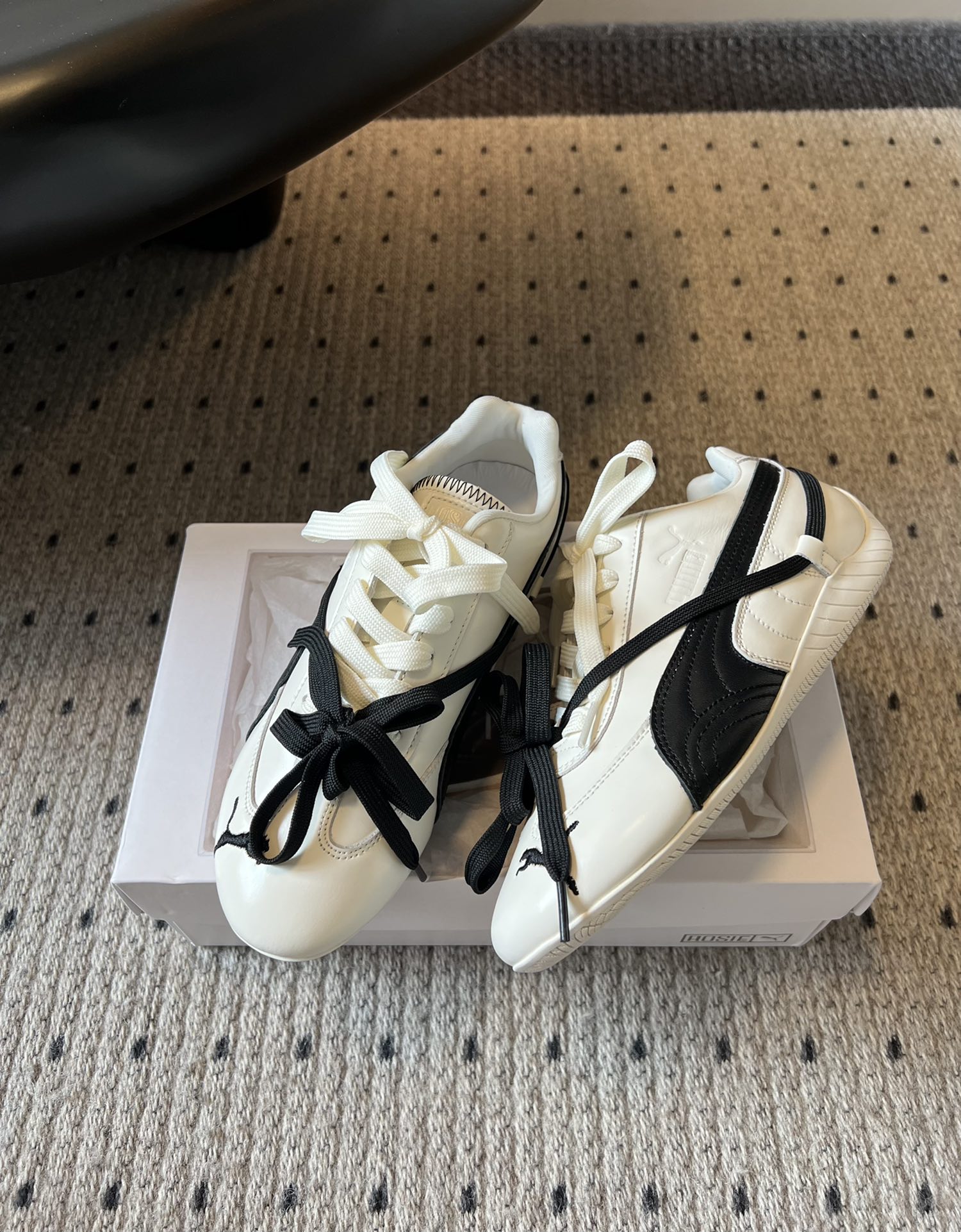 彪马（Puma）Ultrasoft Speedcats Rose同款板鞋有黑底白饰和白底黑饰两种配色，均
