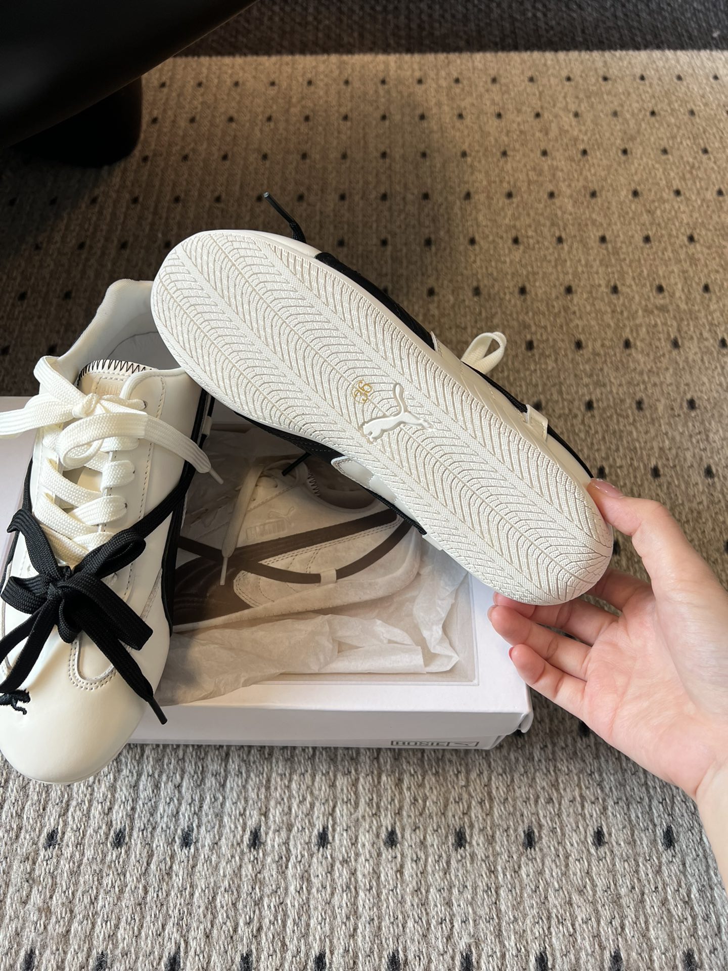 彪马（Puma）Ultrasoft Speedcats Rose同款板鞋有黑底白饰和白底黑饰两种配色，均