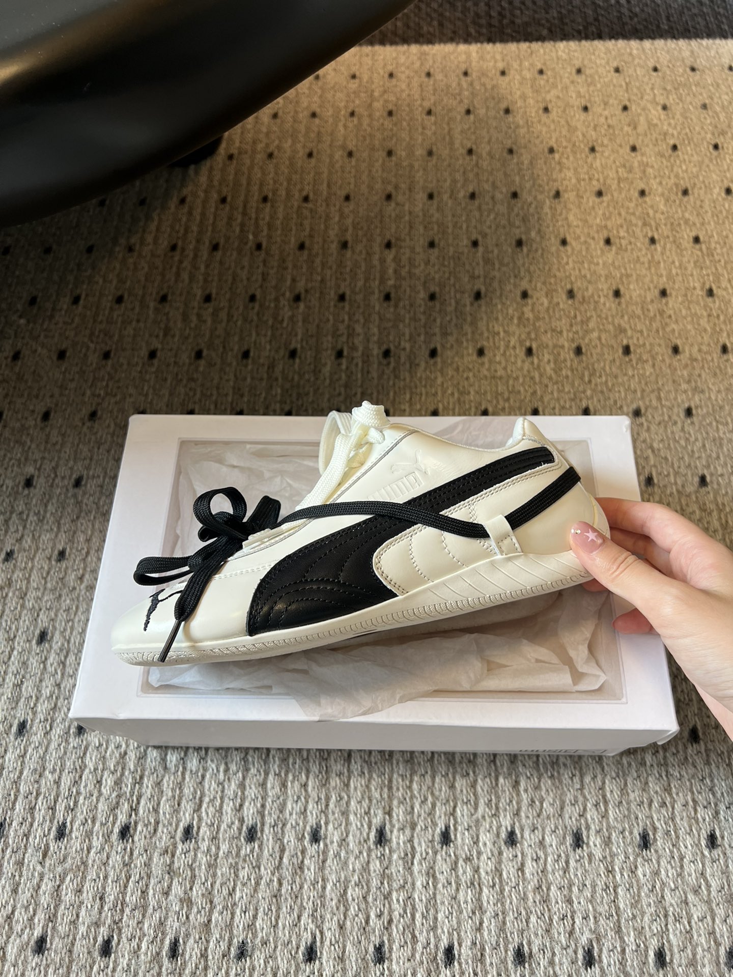 彪马（Puma）Ultrasoft Speedcats Rose同款板鞋有黑底白饰和白底黑饰两种配色，均