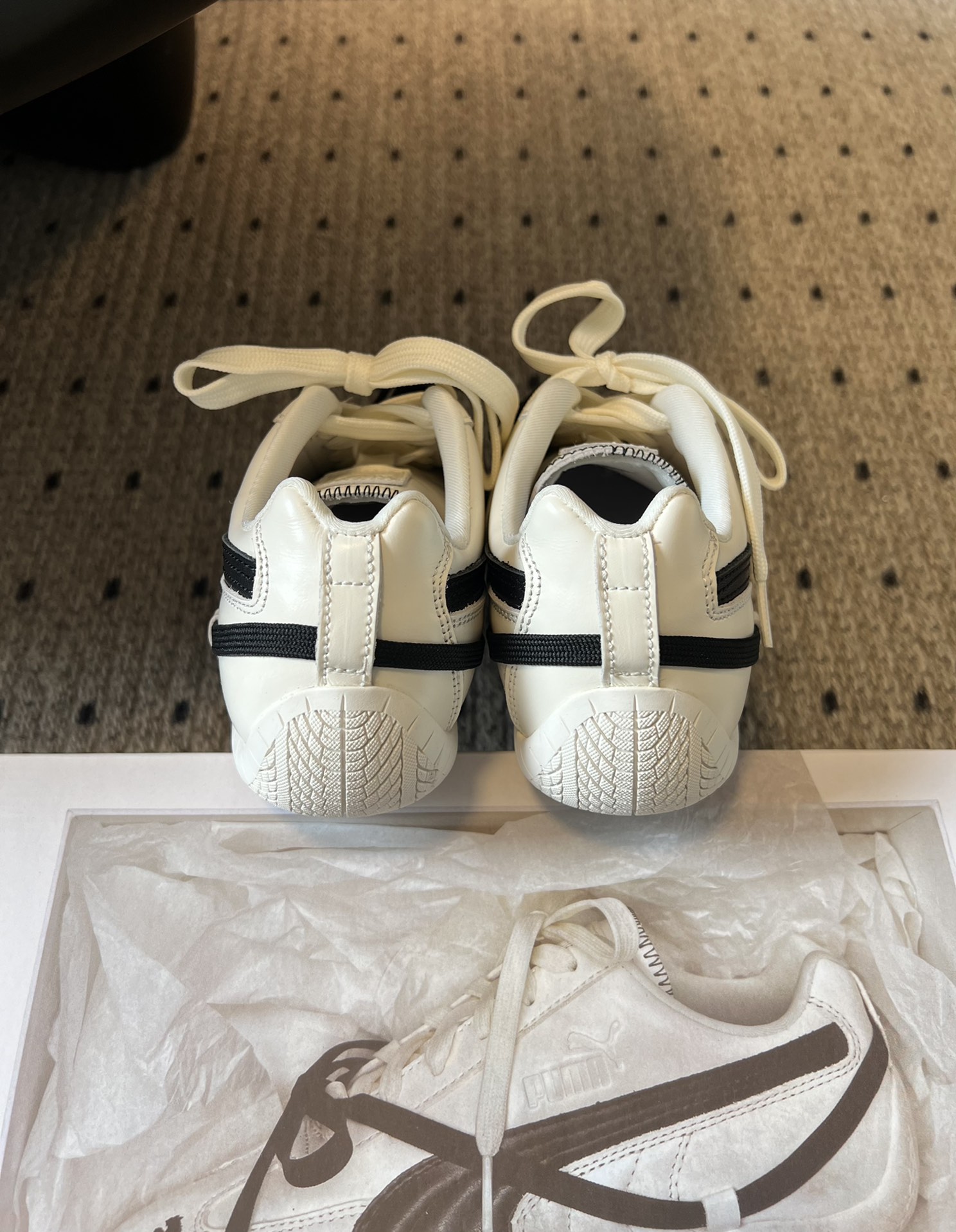 彪马（Puma）Ultrasoft Speedcats Rose同款板鞋有黑底白饰和白底黑饰两种配色，均