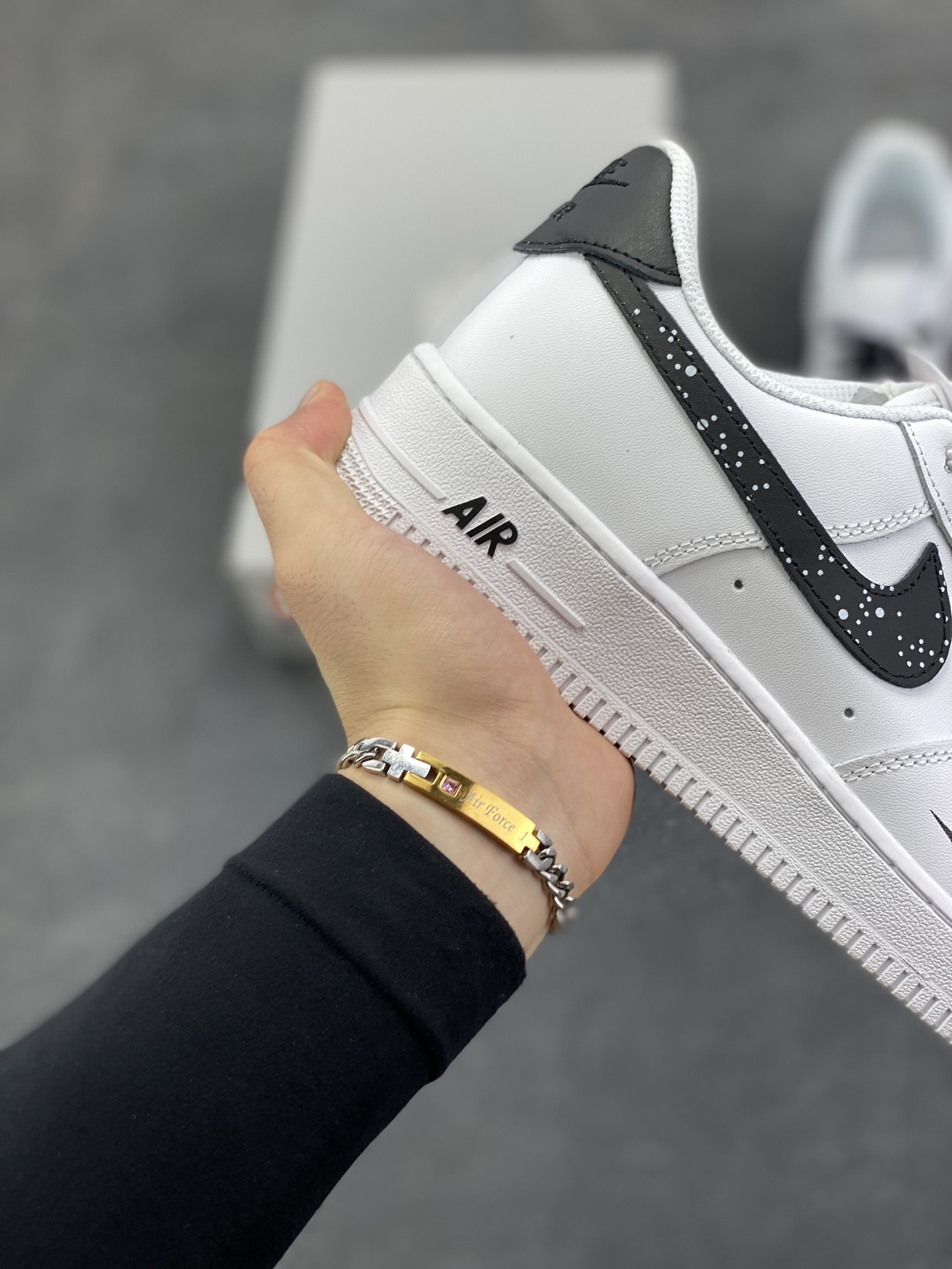 图片[6]-Nike Air Force 1 Low 空军一号低帮百搭休闲运动板鞋。柔软、弹性十足的缓震性能和出色的中底设计，横跨复古与现代的外型结合，造就出风靡全球三十多年的Force 1，直到今天还深受青睐。 货号：HF0022-001 尺码：36 36.5 37.5 38 38.5 39 40 40.5 41 42 42.5 43 44 44.5 45-选品中心
