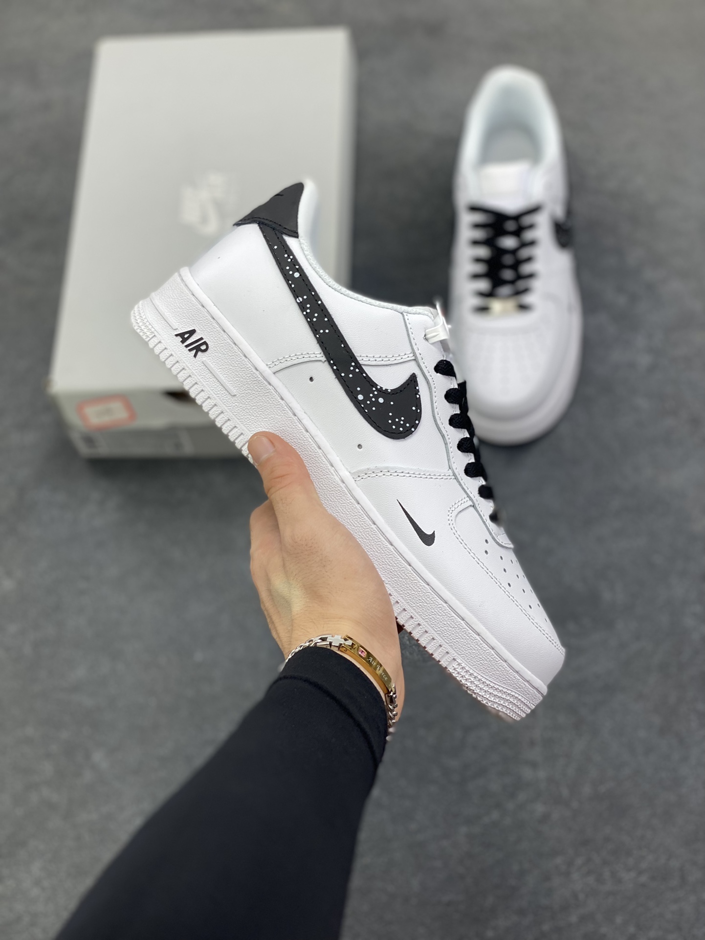 Nike Air Force 1 Low 空军一号低帮百搭休闲运动板鞋。柔软、弹性十足的缓震性能和出色的中底设计，横跨复古与现代的外型结合，造就出风靡全球三十多年的Force 1，直到今天还深受青睐。 货号：HF0022-001 尺码：36 36.5 37.5 38 38.5 39 40 40.5 41 42 42.5 43 44 44.5 45-选品中心