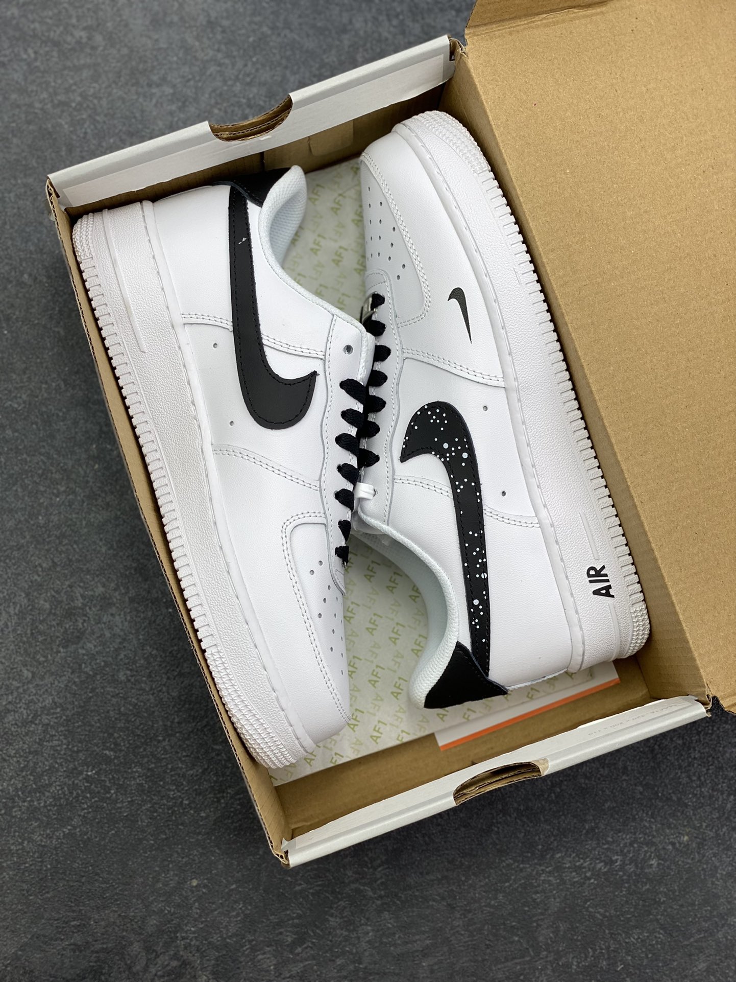 图片[9]-Nike Air Force 1 Low 空军一号低帮百搭休闲运动板鞋。柔软、弹性十足的缓震性能和出色的中底设计，横跨复古与现代的外型结合，造就出风靡全球三十多年的Force 1，直到今天还深受青睐。 货号：HF0022-001 尺码：36 36.5 37.5 38 38.5 39 40 40.5 41 42 42.5 43 44 44.5 45-选品中心