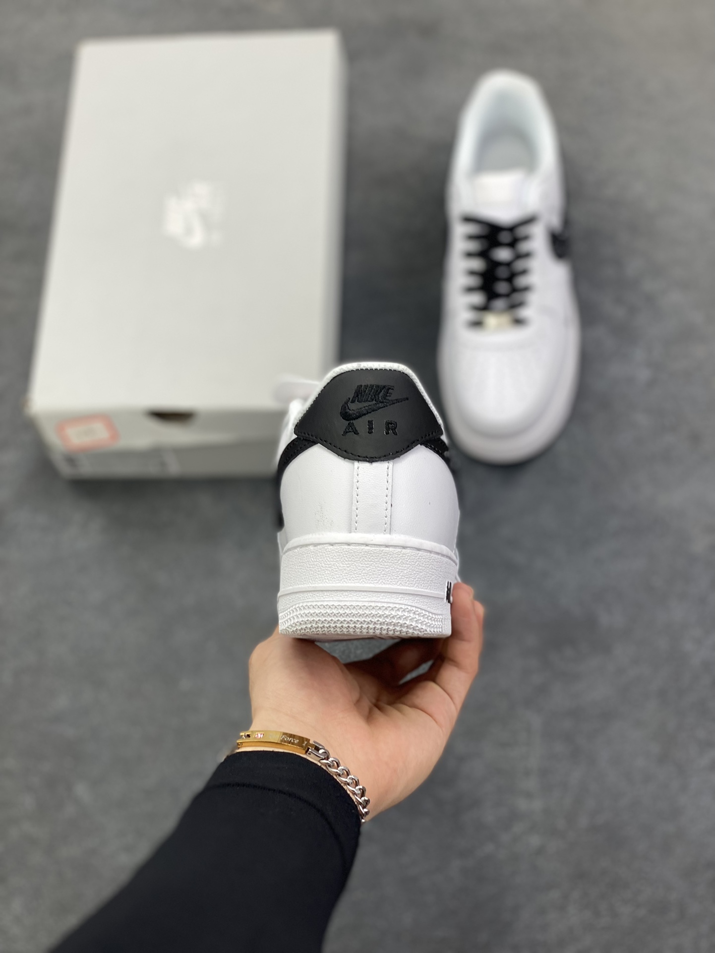 图片[4]-Nike Air Force 1 Low 空军一号低帮百搭休闲运动板鞋。柔软、弹性十足的缓震性能和出色的中底设计，横跨复古与现代的外型结合，造就出风靡全球三十多年的Force 1，直到今天还深受青睐。 货号：HF0022-001 尺码：36 36.5 37.5 38 38.5 39 40 40.5 41 42 42.5 43 44 44.5 45-选品中心