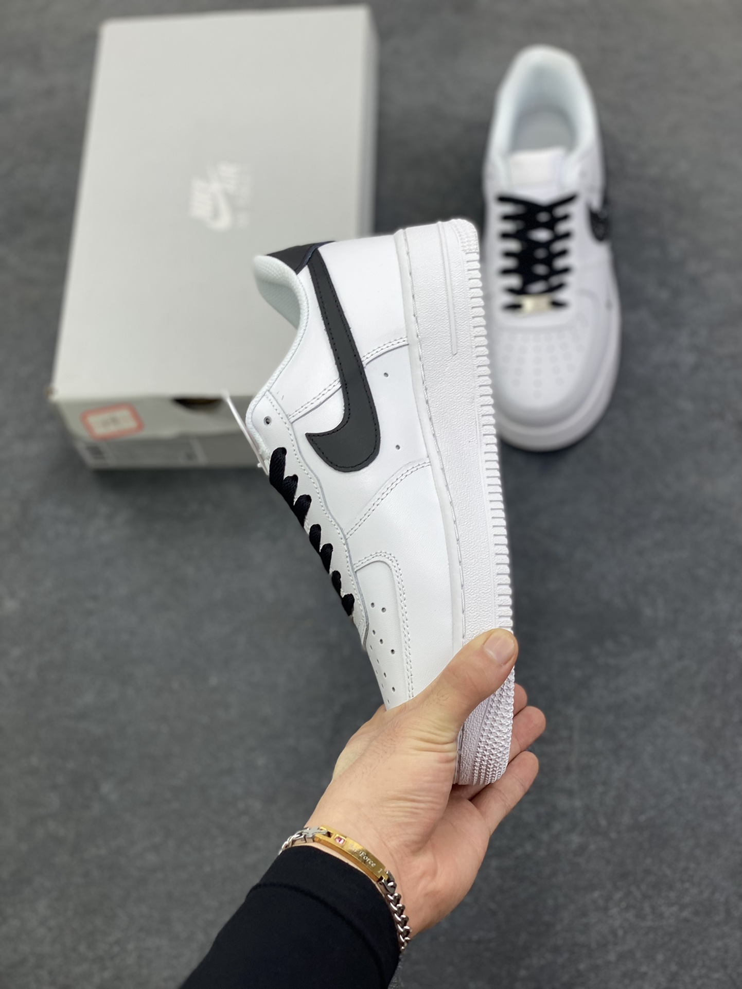 图片[3]-Nike Air Force 1 Low 空军一号低帮百搭休闲运动板鞋。柔软、弹性十足的缓震性能和出色的中底设计，横跨复古与现代的外型结合，造就出风靡全球三十多年的Force 1，直到今天还深受青睐。 货号：HF0022-001 尺码：36 36.5 37.5 38 38.5 39 40 40.5 41 42 42.5 43 44 44.5 45-选品中心