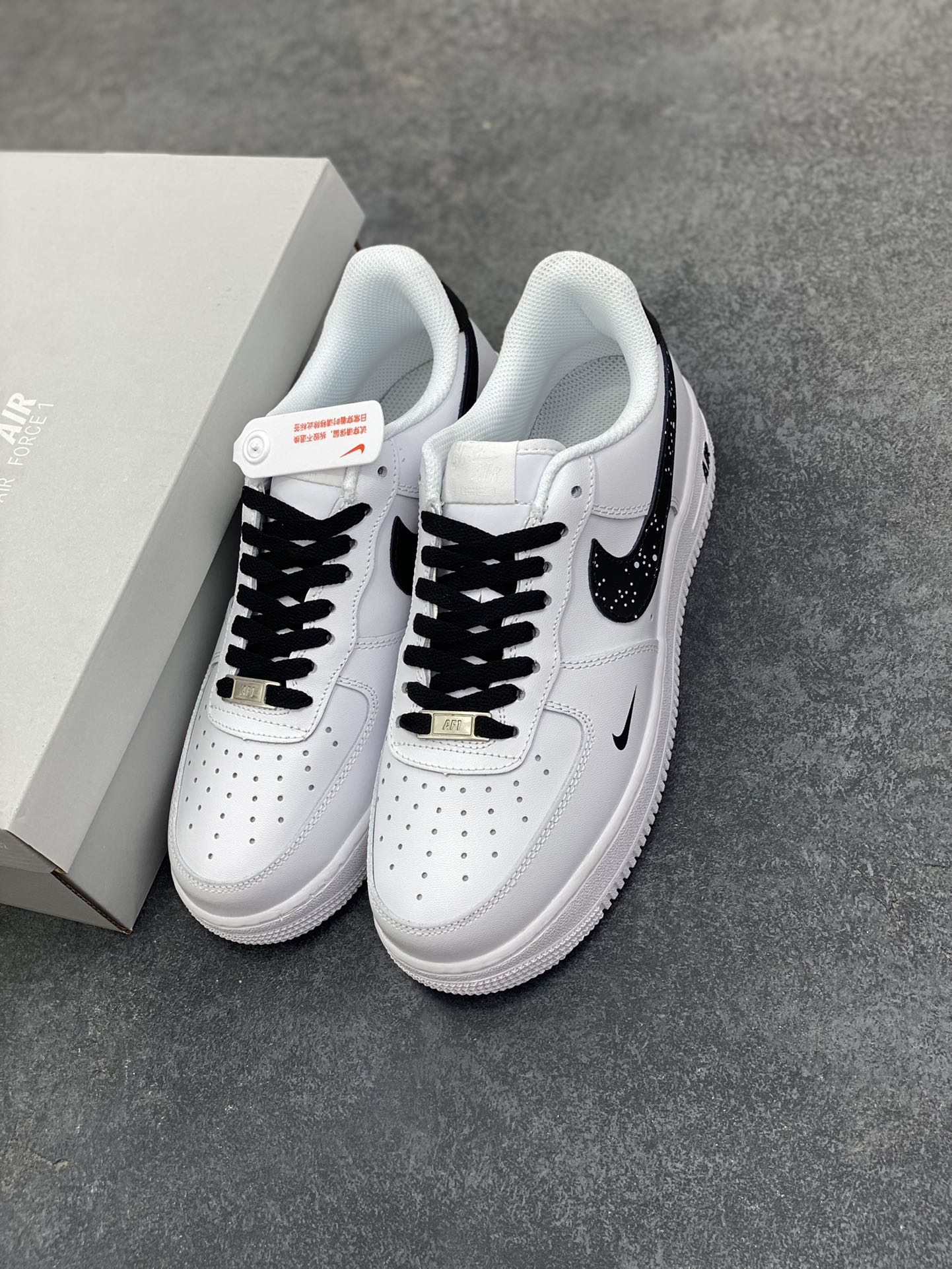 图片[8]-Nike Air Force 1 Low 空军一号低帮百搭休闲运动板鞋。柔软、弹性十足的缓震性能和出色的中底设计，横跨复古与现代的外型结合，造就出风靡全球三十多年的Force 1，直到今天还深受青睐。 货号：HF0022-001 尺码：36 36.5 37.5 38 38.5 39 40 40.5 41 42 42.5 43 44 44.5 45-选品中心