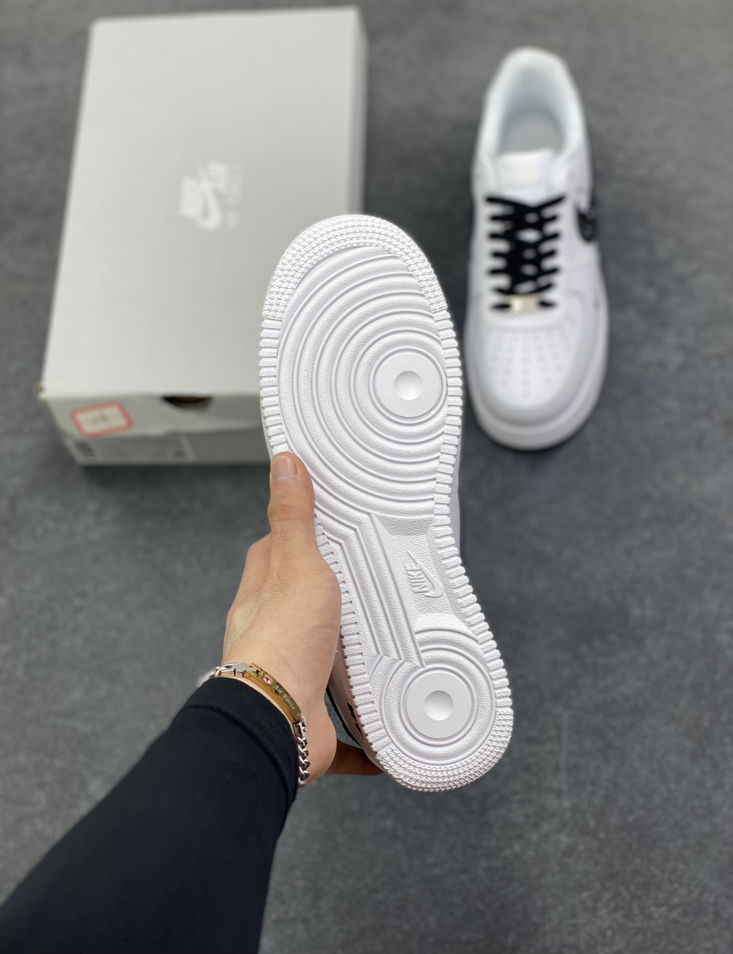 图片[5]-Nike Air Force 1 Low 空军一号低帮百搭休闲运动板鞋。柔软、弹性十足的缓震性能和出色的中底设计，横跨复古与现代的外型结合，造就出风靡全球三十多年的Force 1，直到今天还深受青睐。 货号：HF0022-001 尺码：36 36.5 37.5 38 38.5 39 40 40.5 41 42 42.5 43 44 44.5 45-选品中心