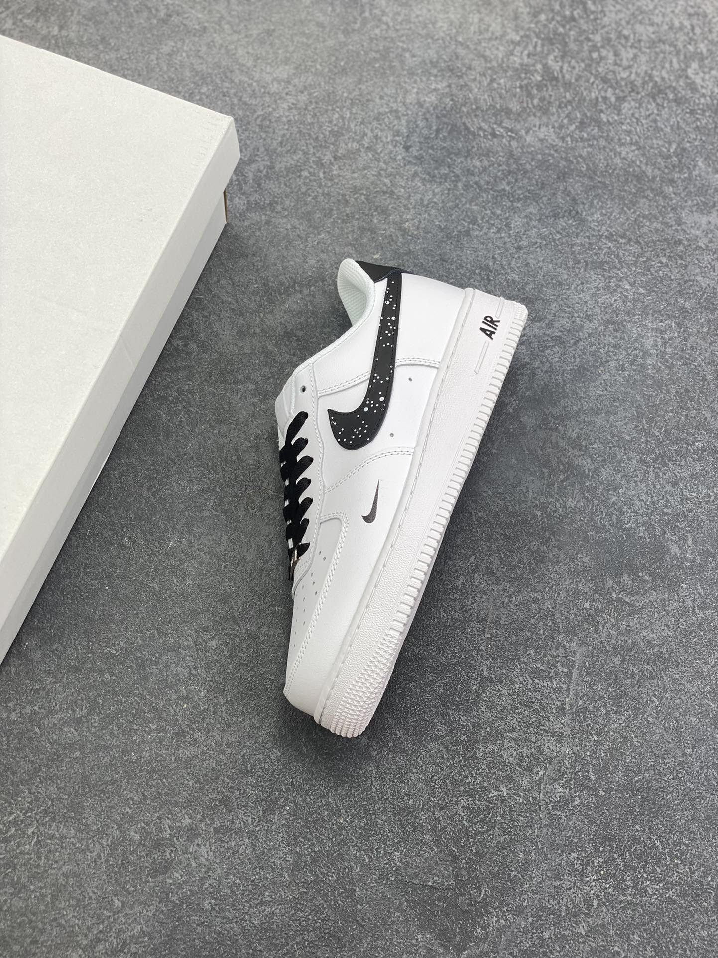 图片[7]-Nike Air Force 1 Low 空军一号低帮百搭休闲运动板鞋。柔软、弹性十足的缓震性能和出色的中底设计，横跨复古与现代的外型结合，造就出风靡全球三十多年的Force 1，直到今天还深受青睐。 货号：HF0022-001 尺码：36 36.5 37.5 38 38.5 39 40 40.5 41 42 42.5 43 44 44.5 45-选品中心