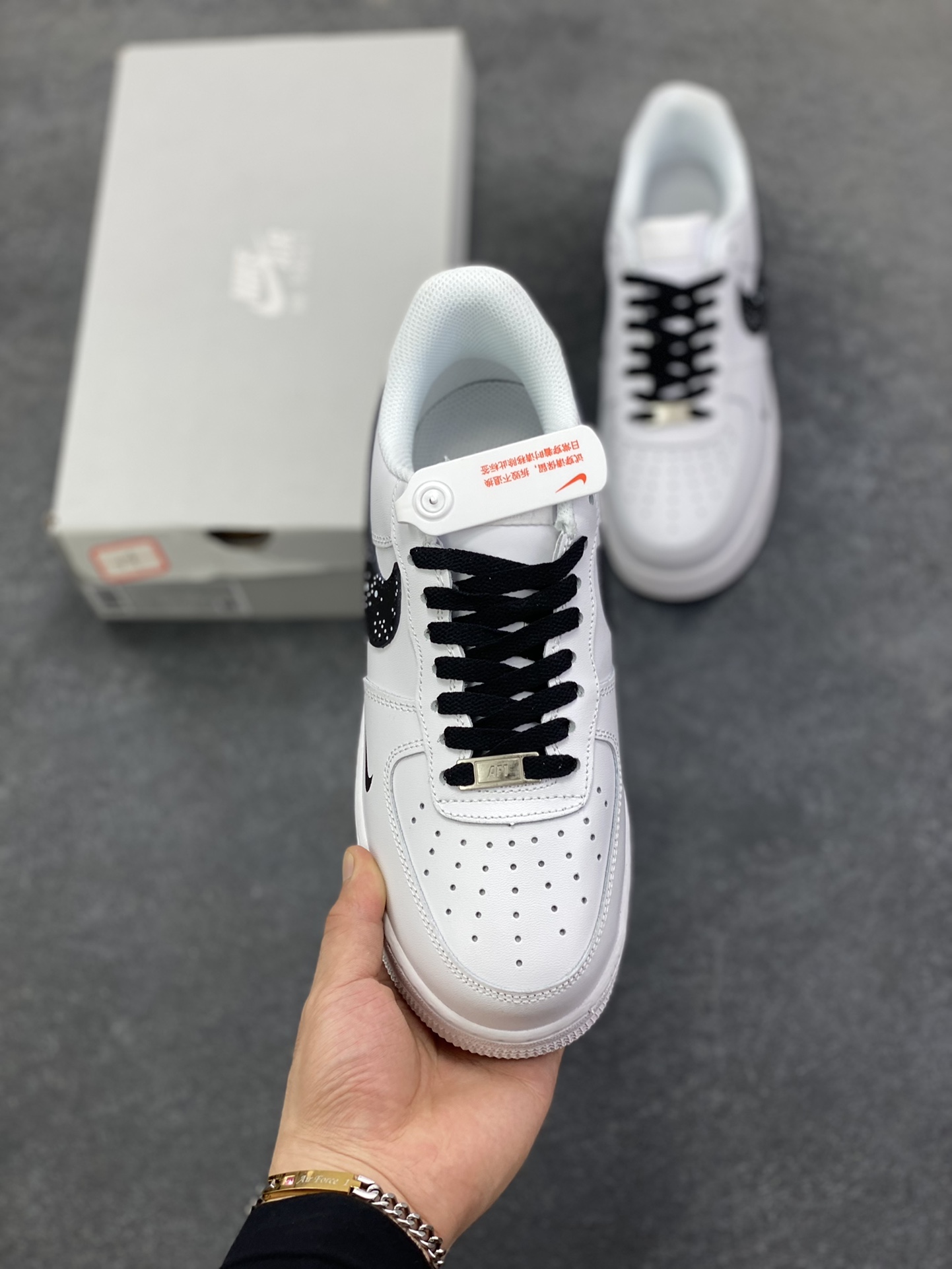 图片[2]-Nike Air Force 1 Low 空军一号低帮百搭休闲运动板鞋。柔软、弹性十足的缓震性能和出色的中底设计，横跨复古与现代的外型结合，造就出风靡全球三十多年的Force 1，直到今天还深受青睐。 货号：HF0022-001 尺码：36 36.5 37.5 38 38.5 39 40 40.5 41 42 42.5 43 44 44.5 45-选品中心