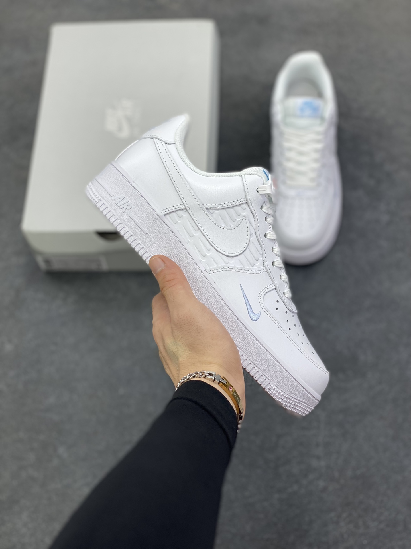 NK Air Force 1 空军一号 压印浮雕小勾 原楦头原纸板 打造纯正空军版型#专注外贸渠道 全掌内置蜂窝气垫 #原盒配件 原厂中底钢印、拉帮完美 货号：IH4475-100 尺码：36 36.5 37.5 38 38.5 39 40 40.5 41 42 42.5 43 44 44.5 45-选品中心