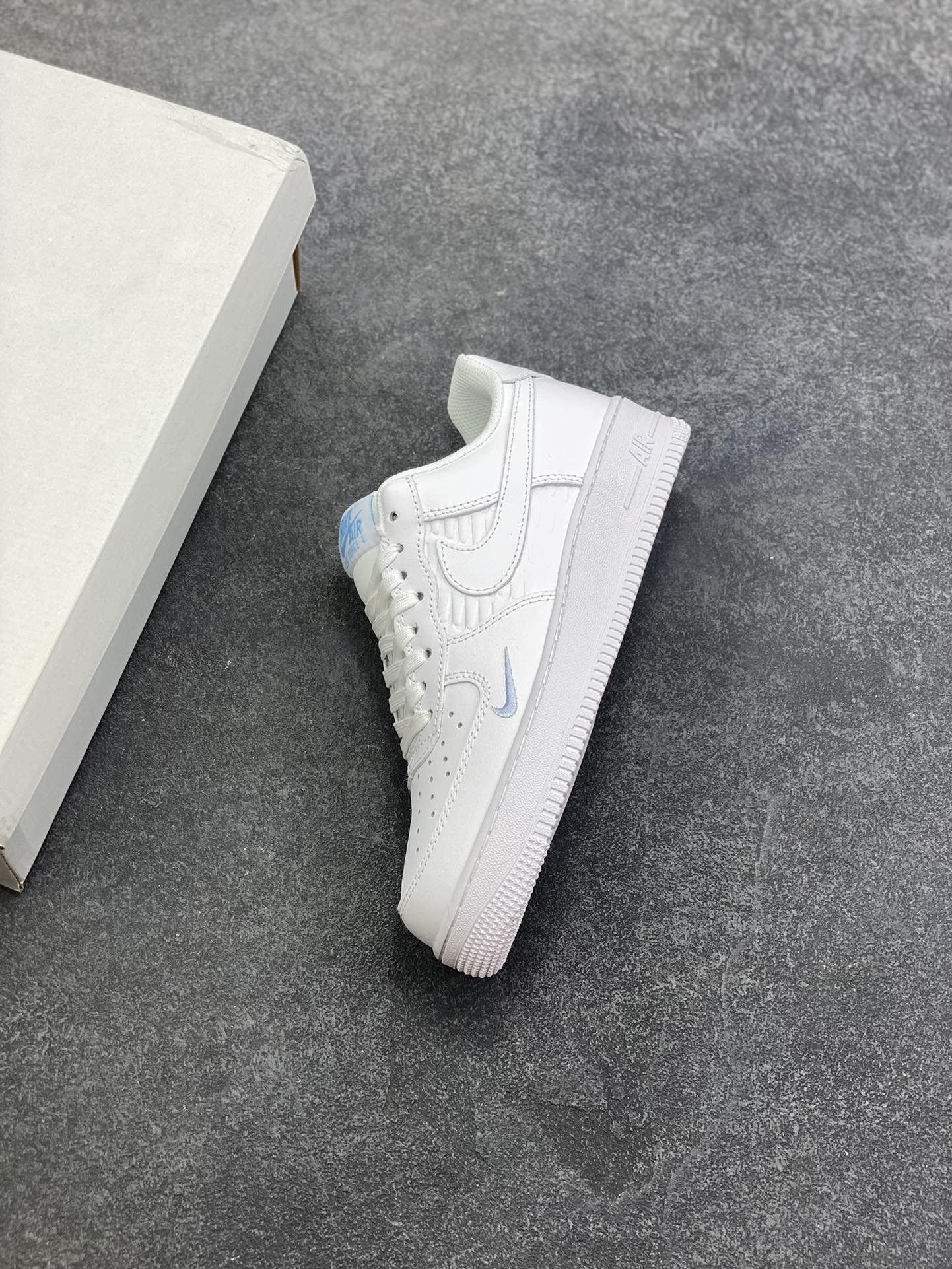 图片[7]-NK Air Force 1 空军一号 压印浮雕小勾 原楦头原纸板 打造纯正空军版型#专注外贸渠道 全掌内置蜂窝气垫 #原盒配件 原厂中底钢印、拉帮完美 货号：IH4475-100 尺码：36 36.5 37.5 38 38.5 39 40 40.5 41 42 42.5 43 44 44.5 45-选品中心