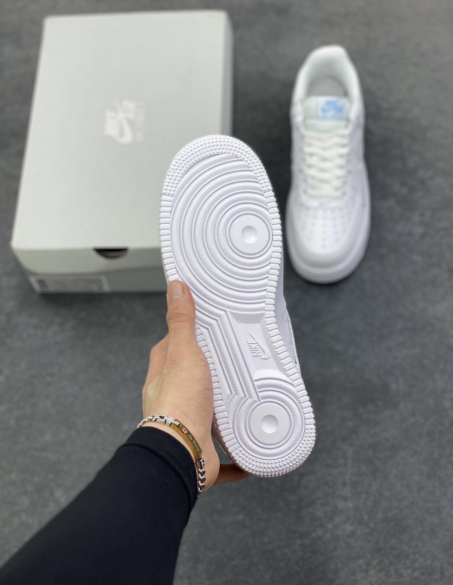 图片[5]-NK Air Force 1 空军一号 压印浮雕小勾 原楦头原纸板 打造纯正空军版型#专注外贸渠道 全掌内置蜂窝气垫 #原盒配件 原厂中底钢印、拉帮完美 货号：IH4475-100 尺码：36 36.5 37.5 38 38.5 39 40 40.5 41 42 42.5 43 44 44.5 45-选品中心