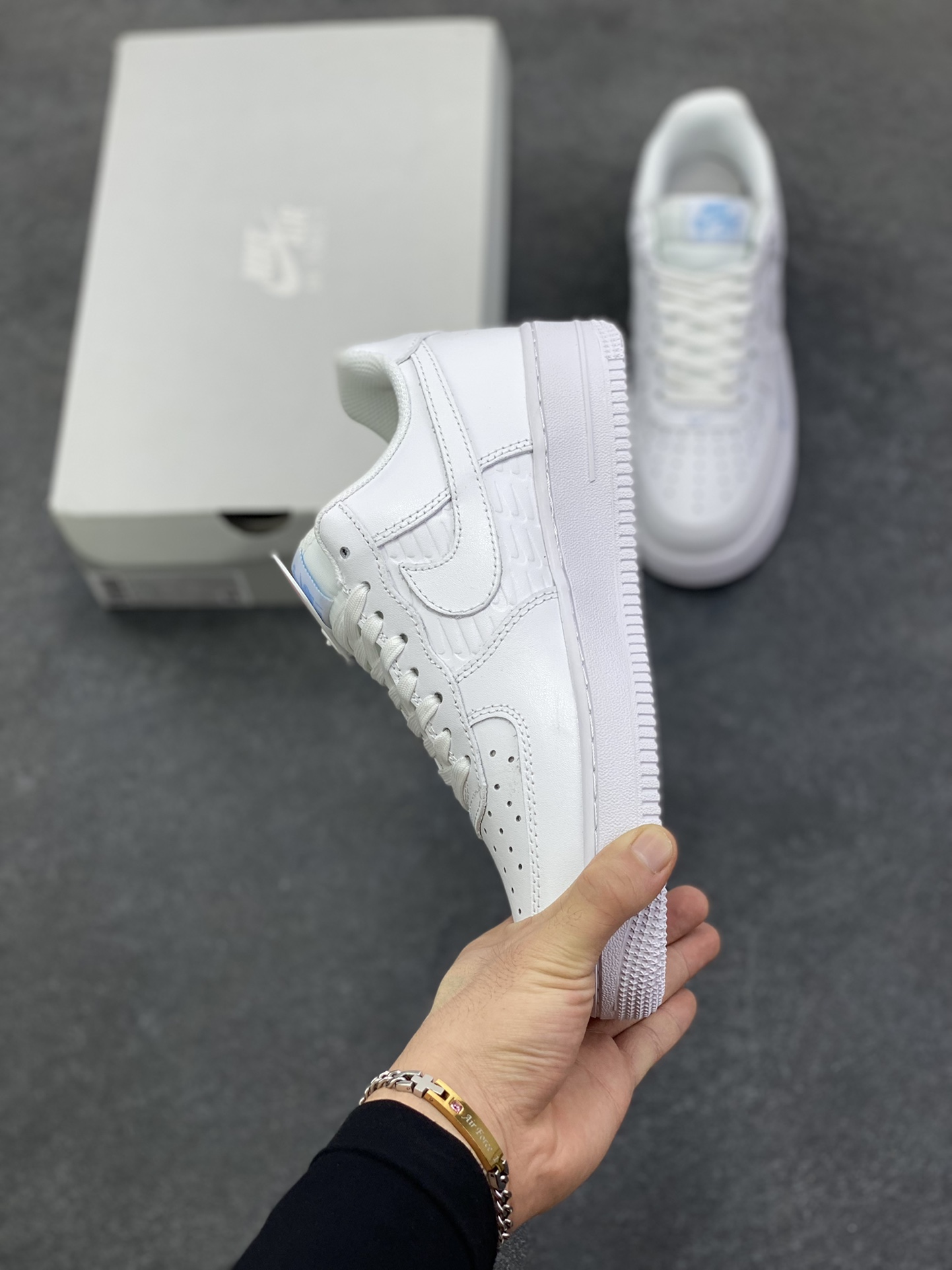 图片[3]-NK Air Force 1 空军一号 压印浮雕小勾 原楦头原纸板 打造纯正空军版型#专注外贸渠道 全掌内置蜂窝气垫 #原盒配件 原厂中底钢印、拉帮完美 货号：IH4475-100 尺码：36 36.5 37.5 38 38.5 39 40 40.5 41 42 42.5 43 44 44.5 45-选品中心