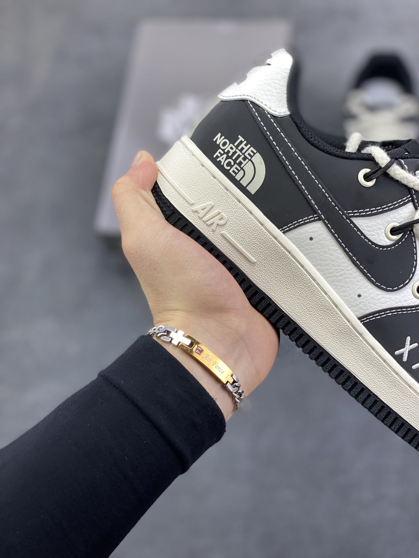 图片[6]-高端定制Nike Air Force 1 \’07 Low 北面联名— 3M黑灰反光双勾 高端定制 低帮休闲板鞋 定制鞋盒 大厂纯原品质出货 超高清洁度 皮料切割干净无任何毛边 细节完美 货号：AM1588-017 尺码：36 36.5 37.5 38 38.5 39 40 40.5 41 42 42.5 43 44 44.5 45-选品中心