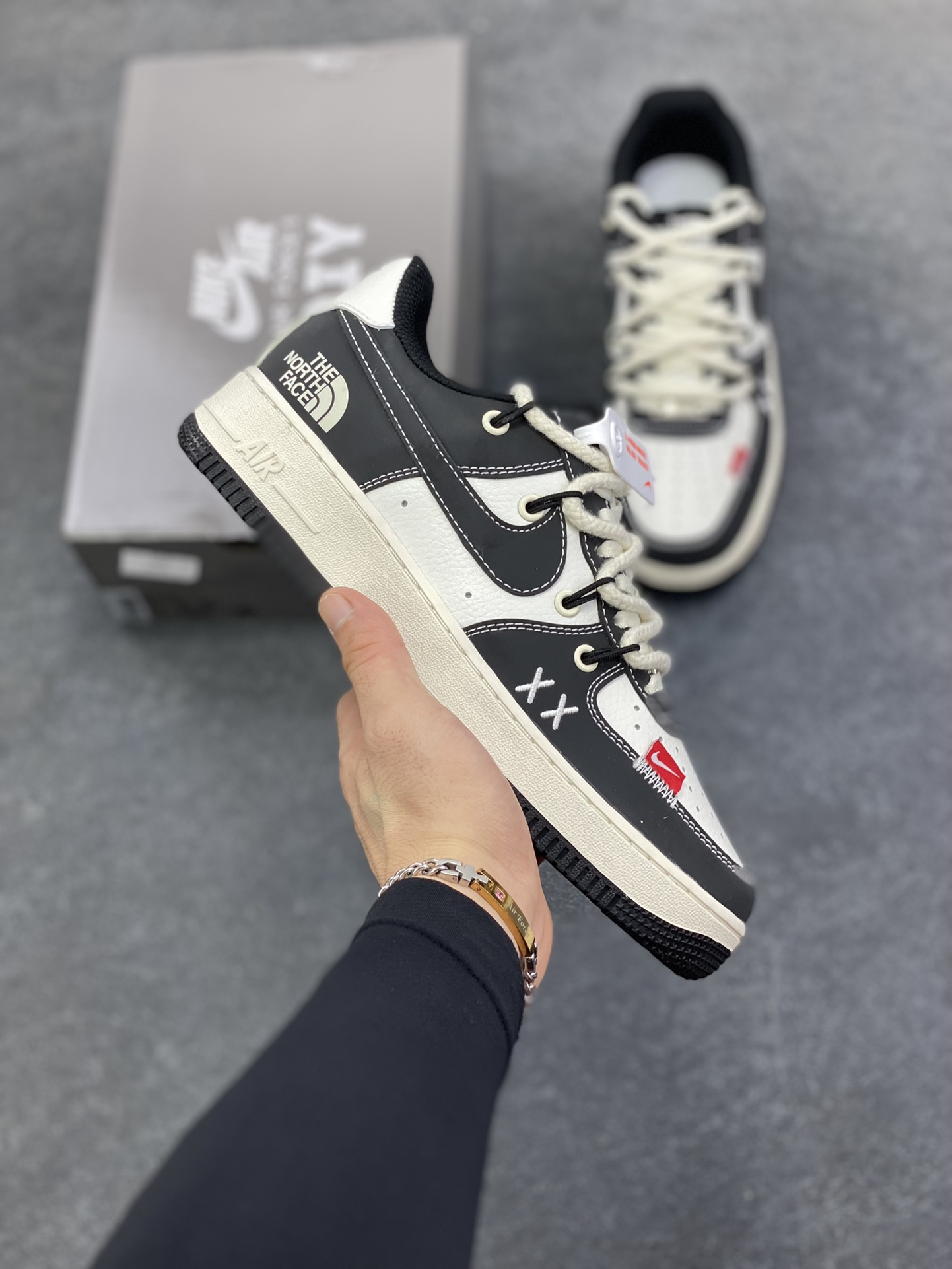 高端定制Nike Air Force 1 \'07 Low 北面联名--- 3M黑灰反光双勾 高端定制 低帮休闲板鞋 定制鞋盒 大厂纯原品质出货 超高清洁度 皮料切割干净无任何毛边 细节完美 货号：AM1588-017 尺码：36 36.5 37.5 38 38.5 39 40 40.5 41 42 42.5 43 44 44.5 45-选品中心