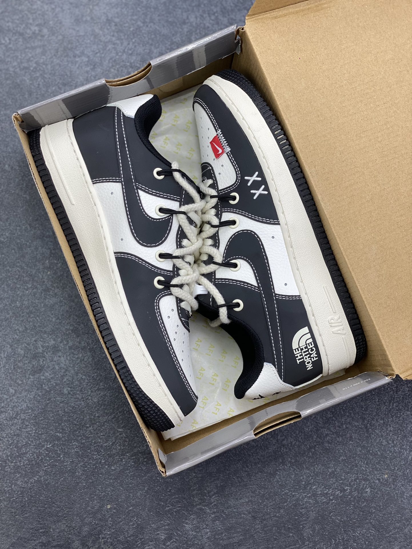 图片[9]-高端定制Nike Air Force 1 \’07 Low 北面联名— 3M黑灰反光双勾 高端定制 低帮休闲板鞋 定制鞋盒 大厂纯原品质出货 超高清洁度 皮料切割干净无任何毛边 细节完美 货号：AM1588-017 尺码：36 36.5 37.5 38 38.5 39 40 40.5 41 42 42.5 43 44 44.5 45-选品中心