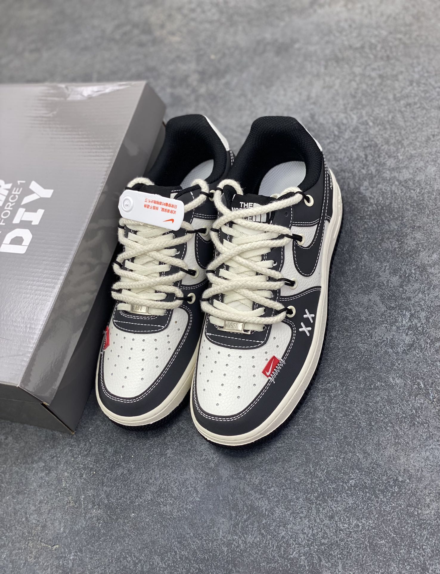 图片[8]-高端定制Nike Air Force 1 \’07 Low 北面联名— 3M黑灰反光双勾 高端定制 低帮休闲板鞋 定制鞋盒 大厂纯原品质出货 超高清洁度 皮料切割干净无任何毛边 细节完美 货号：AM1588-017 尺码：36 36.5 37.5 38 38.5 39 40 40.5 41 42 42.5 43 44 44.5 45-选品中心