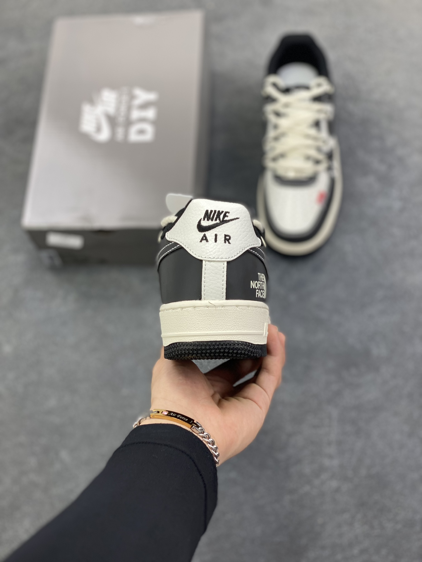 图片[4]-高端定制Nike Air Force 1 \’07 Low 北面联名— 3M黑灰反光双勾 高端定制 低帮休闲板鞋 定制鞋盒 大厂纯原品质出货 超高清洁度 皮料切割干净无任何毛边 细节完美 货号：AM1588-017 尺码：36 36.5 37.5 38 38.5 39 40 40.5 41 42 42.5 43 44 44.5 45-选品中心