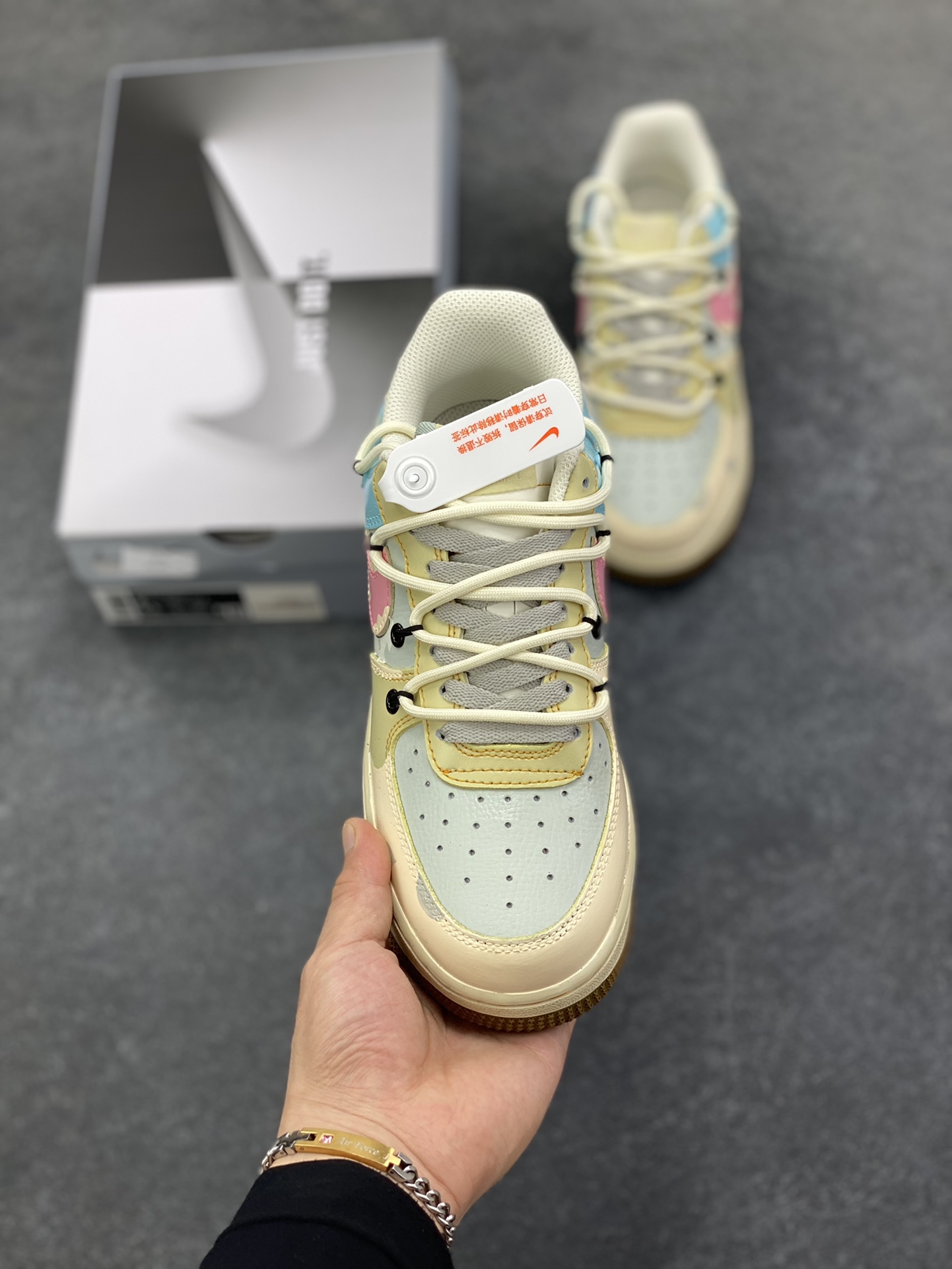 图片[3]-手绘涂鸦“柔彩迷航”Nike Air Force 1 “Soft Color Journey”空军一号定制板鞋 以柔和马卡龙色系为主调，粉、蓝、米白等色彩交织，搭配迷彩纹理，似在潮流宇宙中铺就梦幻航线。鞋侧经典Swoosh与鞋身色彩呼应，鞋底的“XX”标识增添个性细节，整体既保有Air Force 1的复古质感，又借柔美色彩与迷彩碰撞，开启一场时尚与个性交融的潮流迷航之旅，为穿搭注入灵动与独特 货号：KS6869-101 尺码：36 36.5 37.5 38 38.5 39 40 40.5 41 42 42.5 43 44 44.5 45-选品中心