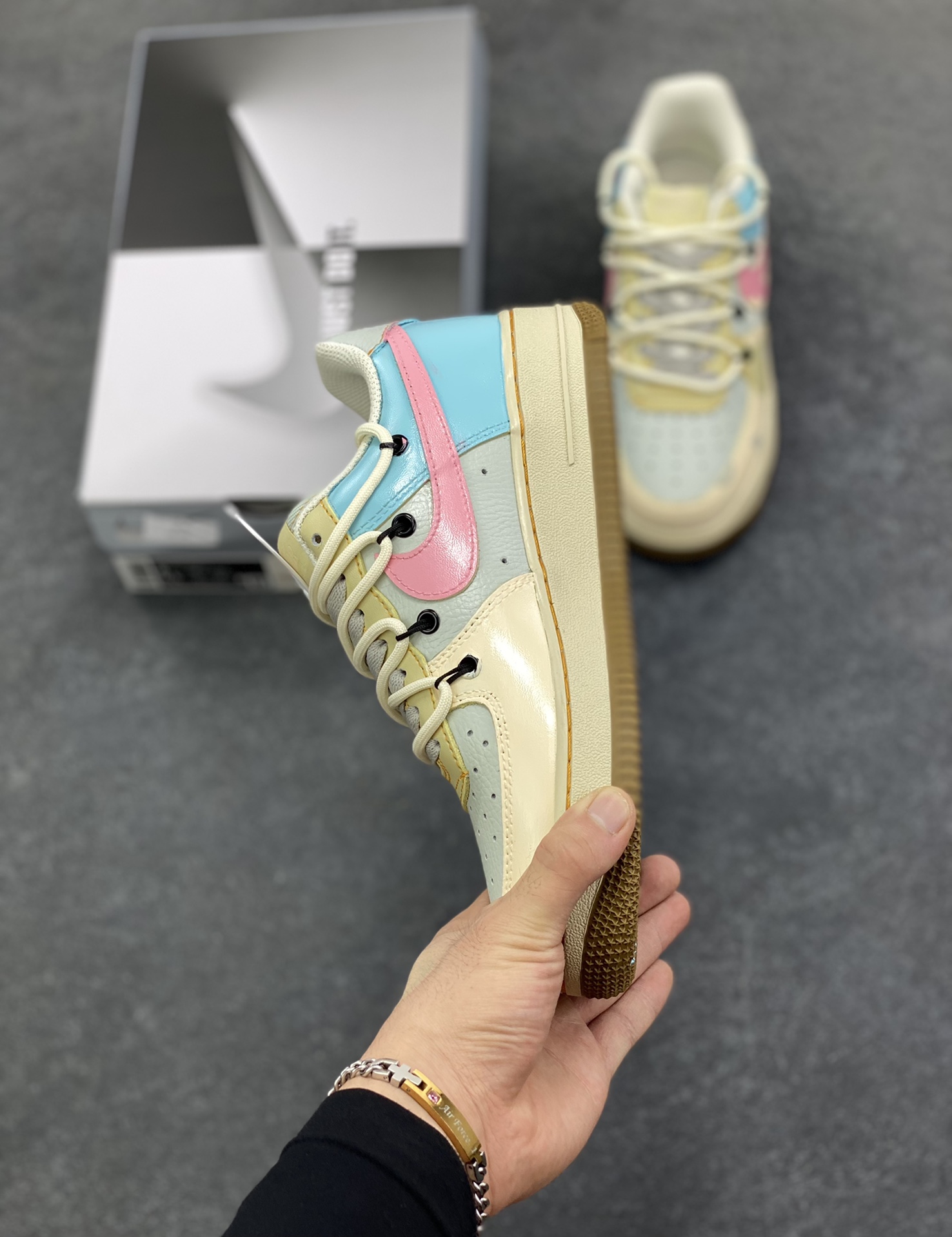 图片[2]-手绘涂鸦“柔彩迷航”Nike Air Force 1 “Soft Color Journey”空军一号定制板鞋 以柔和马卡龙色系为主调，粉、蓝、米白等色彩交织，搭配迷彩纹理，似在潮流宇宙中铺就梦幻航线。鞋侧经典Swoosh与鞋身色彩呼应，鞋底的“XX”标识增添个性细节，整体既保有Air Force 1的复古质感，又借柔美色彩与迷彩碰撞，开启一场时尚与个性交融的潮流迷航之旅，为穿搭注入灵动与独特 货号：KS6869-101 尺码：36 36.5 37.5 38 38.5 39 40 40.5 41 42 42.5 43 44 44.5 45-选品中心