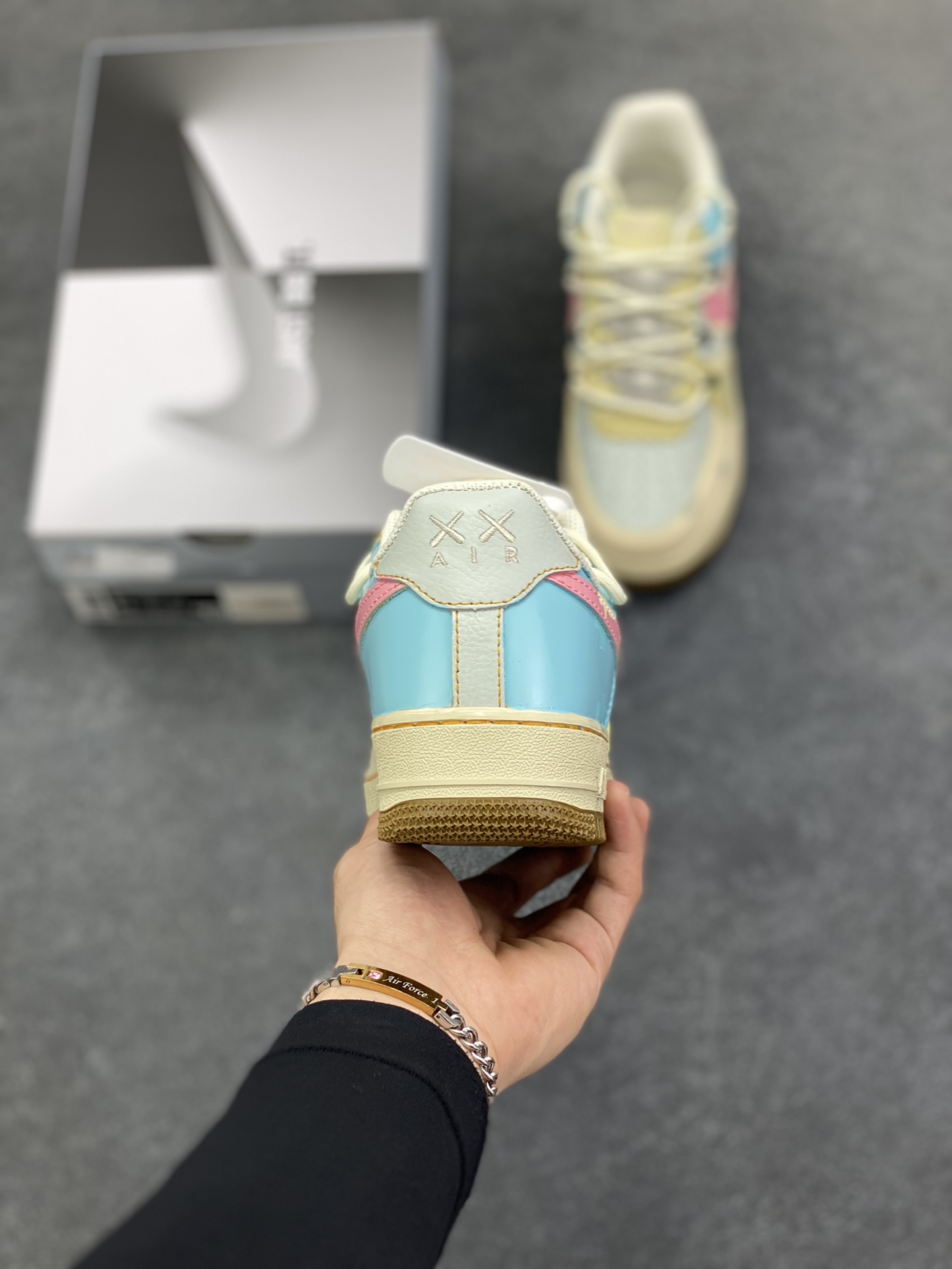 图片[4]-手绘涂鸦“柔彩迷航”Nike Air Force 1 “Soft Color Journey”空军一号定制板鞋 以柔和马卡龙色系为主调，粉、蓝、米白等色彩交织，搭配迷彩纹理，似在潮流宇宙中铺就梦幻航线。鞋侧经典Swoosh与鞋身色彩呼应，鞋底的“XX”标识增添个性细节，整体既保有Air Force 1的复古质感，又借柔美色彩与迷彩碰撞，开启一场时尚与个性交融的潮流迷航之旅，为穿搭注入灵动与独特 货号：KS6869-101 尺码：36 36.5 37.5 38 38.5 39 40 40.5 41 42 42.5 43 44 44.5 45-选品中心