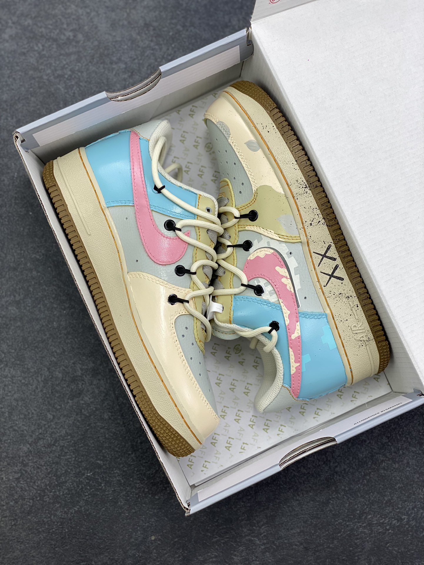 图片[9]-手绘涂鸦“柔彩迷航”Nike Air Force 1 “Soft Color Journey”空军一号定制板鞋 以柔和马卡龙色系为主调，粉、蓝、米白等色彩交织，搭配迷彩纹理，似在潮流宇宙中铺就梦幻航线。鞋侧经典Swoosh与鞋身色彩呼应，鞋底的“XX”标识增添个性细节，整体既保有Air Force 1的复古质感，又借柔美色彩与迷彩碰撞，开启一场时尚与个性交融的潮流迷航之旅，为穿搭注入灵动与独特 货号：KS6869-101 尺码：36 36.5 37.5 38 38.5 39 40 40.5 41 42 42.5 43 44 44.5 45-选品中心