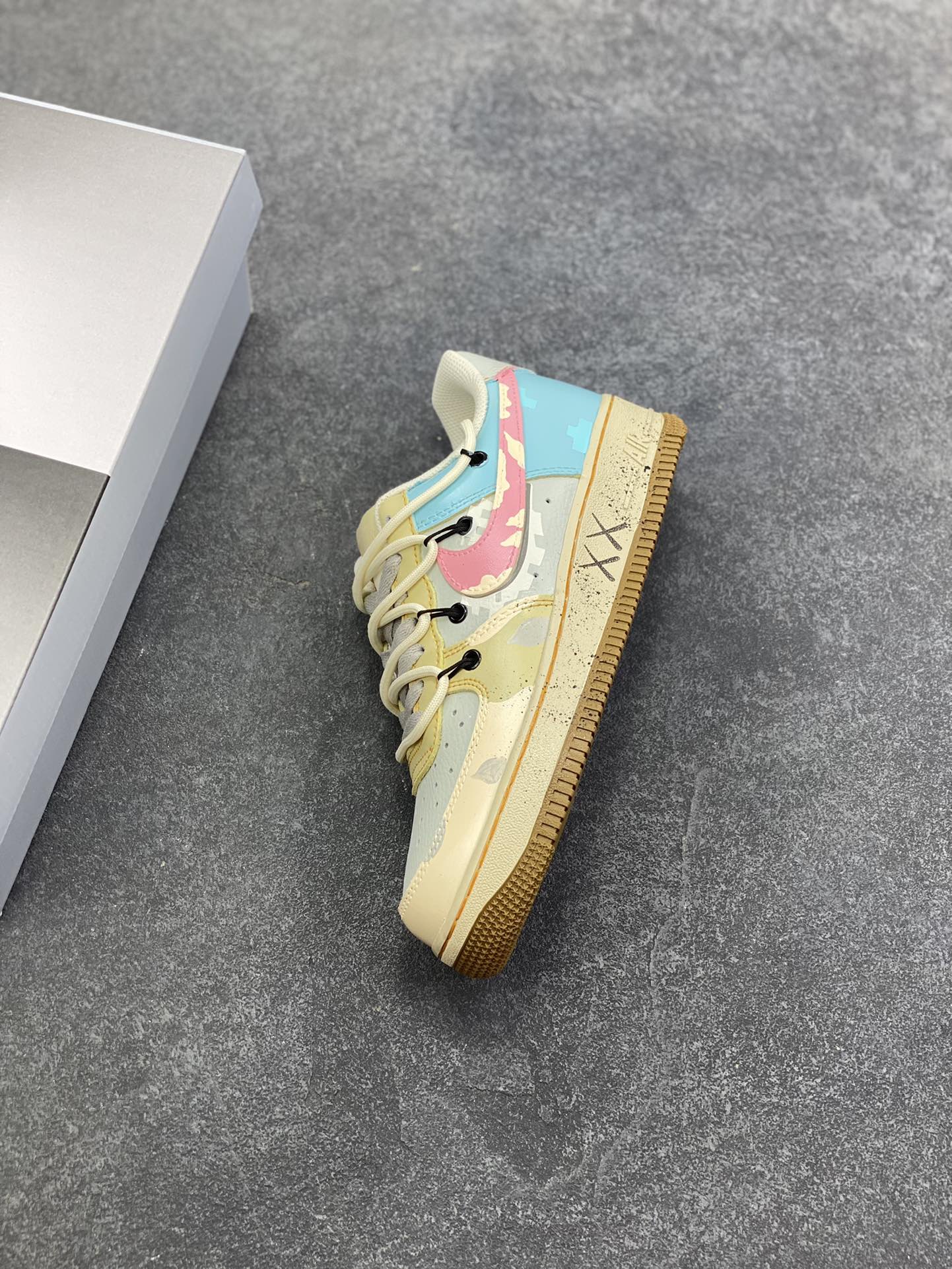 图片[7]-手绘涂鸦“柔彩迷航”Nike Air Force 1 “Soft Color Journey”空军一号定制板鞋 以柔和马卡龙色系为主调，粉、蓝、米白等色彩交织，搭配迷彩纹理，似在潮流宇宙中铺就梦幻航线。鞋侧经典Swoosh与鞋身色彩呼应，鞋底的“XX”标识增添个性细节，整体既保有Air Force 1的复古质感，又借柔美色彩与迷彩碰撞，开启一场时尚与个性交融的潮流迷航之旅，为穿搭注入灵动与独特 货号：KS6869-101 尺码：36 36.5 37.5 38 38.5 39 40 40.5 41 42 42.5 43 44 44.5 45-选品中心