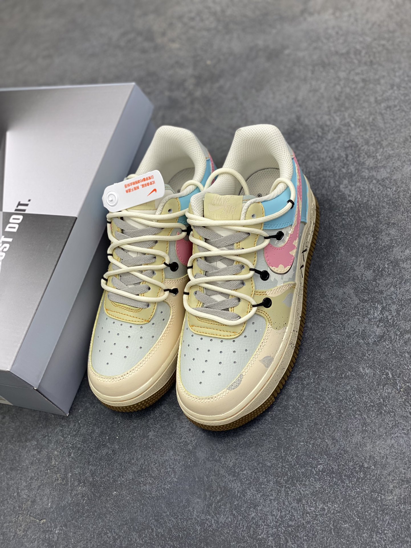 图片[8]-手绘涂鸦“柔彩迷航”Nike Air Force 1 “Soft Color Journey”空军一号定制板鞋 以柔和马卡龙色系为主调，粉、蓝、米白等色彩交织，搭配迷彩纹理，似在潮流宇宙中铺就梦幻航线。鞋侧经典Swoosh与鞋身色彩呼应，鞋底的“XX”标识增添个性细节，整体既保有Air Force 1的复古质感，又借柔美色彩与迷彩碰撞，开启一场时尚与个性交融的潮流迷航之旅，为穿搭注入灵动与独特 货号：KS6869-101 尺码：36 36.5 37.5 38 38.5 39 40 40.5 41 42 42.5 43 44 44.5 45-选品中心