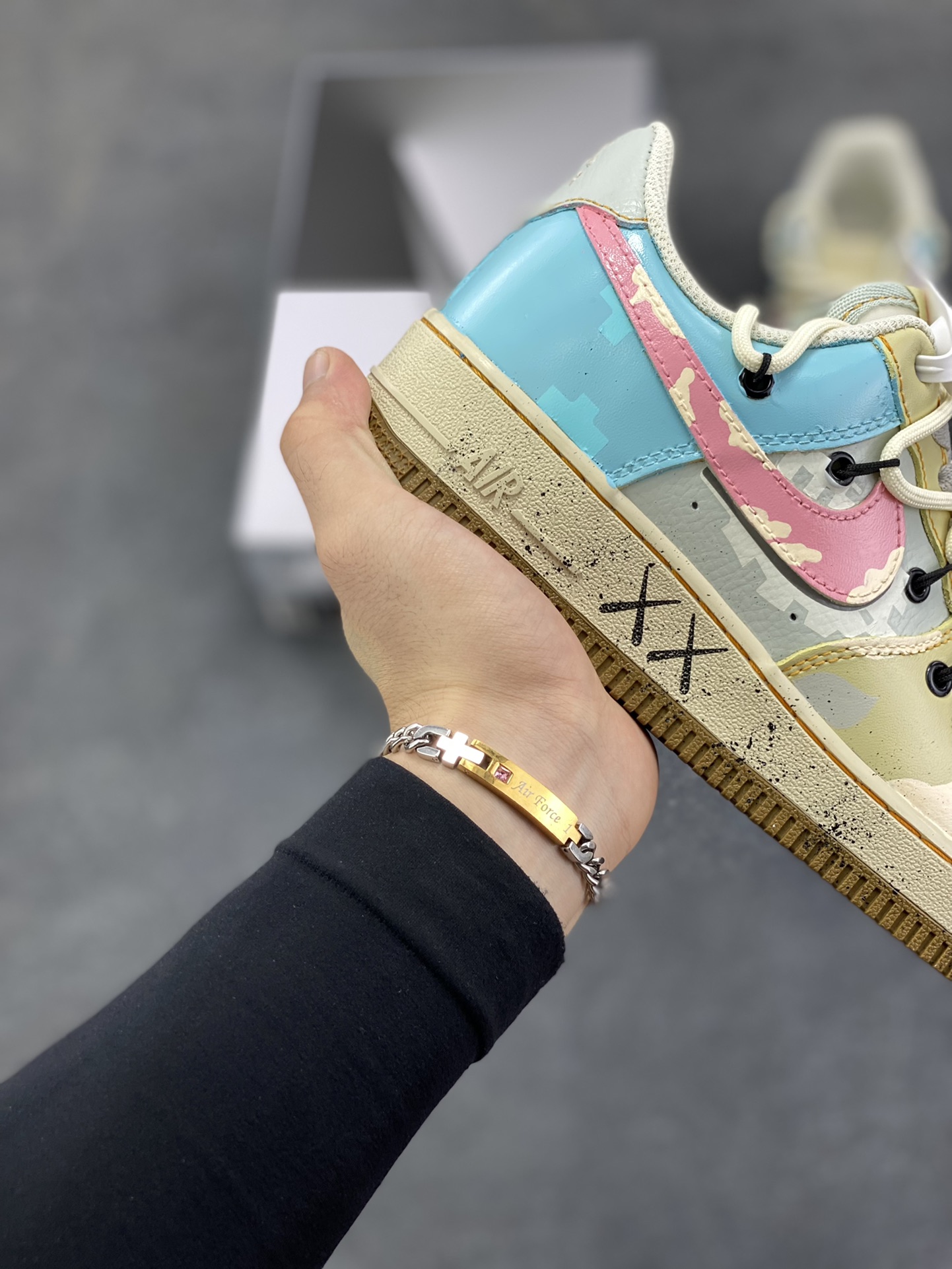 图片[6]-手绘涂鸦“柔彩迷航”Nike Air Force 1 “Soft Color Journey”空军一号定制板鞋 以柔和马卡龙色系为主调，粉、蓝、米白等色彩交织，搭配迷彩纹理，似在潮流宇宙中铺就梦幻航线。鞋侧经典Swoosh与鞋身色彩呼应，鞋底的“XX”标识增添个性细节，整体既保有Air Force 1的复古质感，又借柔美色彩与迷彩碰撞，开启一场时尚与个性交融的潮流迷航之旅，为穿搭注入灵动与独特 货号：KS6869-101 尺码：36 36.5 37.5 38 38.5 39 40 40.5 41 42 42.5 43 44 44.5 45-选品中心