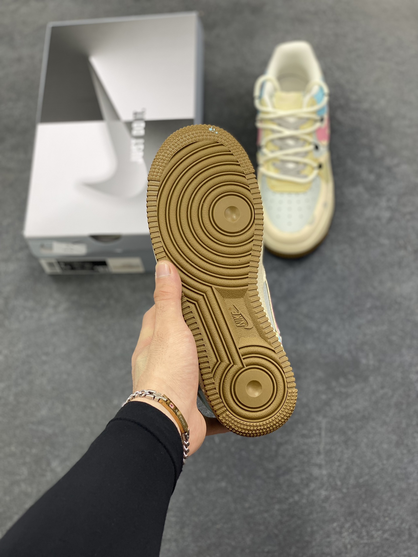 图片[5]-手绘涂鸦“柔彩迷航”Nike Air Force 1 “Soft Color Journey”空军一号定制板鞋 以柔和马卡龙色系为主调，粉、蓝、米白等色彩交织，搭配迷彩纹理，似在潮流宇宙中铺就梦幻航线。鞋侧经典Swoosh与鞋身色彩呼应，鞋底的“XX”标识增添个性细节，整体既保有Air Force 1的复古质感，又借柔美色彩与迷彩碰撞，开启一场时尚与个性交融的潮流迷航之旅，为穿搭注入灵动与独特 货号：KS6869-101 尺码：36 36.5 37.5 38 38.5 39 40 40.5 41 42 42.5 43 44 44.5 45-选品中心