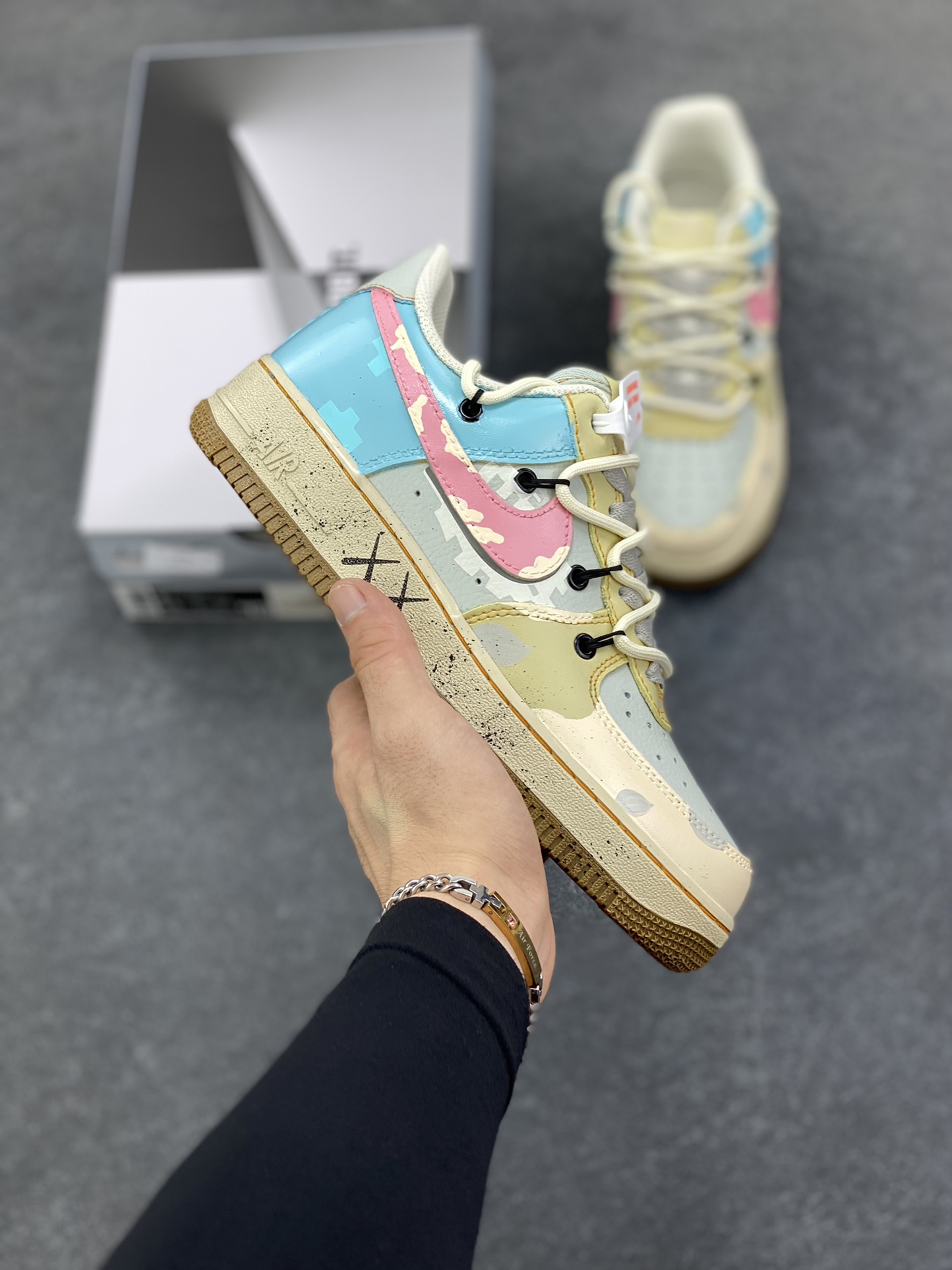 手绘涂鸦“柔彩迷航”Nike Air Force 1 “Soft Color Journey”空军一号定制板鞋 以柔和马卡龙色系为主调，粉、蓝、米白等色彩交织，搭配迷彩纹理，似在潮流宇宙中铺就梦幻航线。鞋侧经典Swoosh与鞋身色彩呼应，鞋底的“XX”标识增添个性细节，整体既保有Air Force 1的复古质感，又借柔美色彩与迷彩碰撞，开启一场时尚与个性交融的潮流迷航之旅，为穿搭注入灵动与独特 货号：KS6869-101 尺码：36 36.5 37.5 38 38.5 39 40 40.5 41 42 42.5 43 44 44.5 45-选品中心