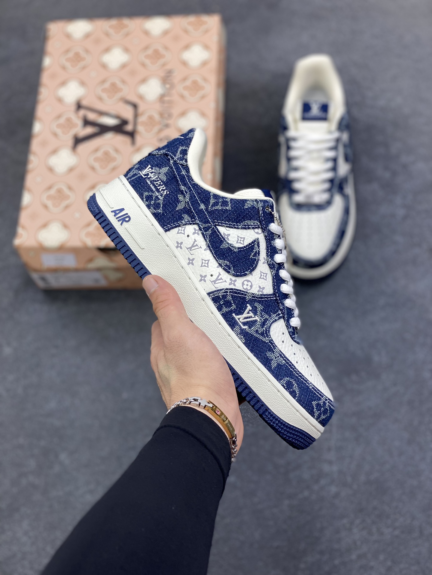 NIke Air Force 1 \'07 Low LV联名--白蓝空军一号低帮 运动鞋 休闲鞋 折边针车 防水牛仔布 高级夜光效果 工艺难度大 原楦头原纸板 高端定制鞋盒 原厂鞋底 超高清洁度 细节完美 货号：YF9511-811 尺码：36 36.5 37.5 38 38.5 39 40 40.5 41 42 42.5 43 44 44.5 45-选品中心