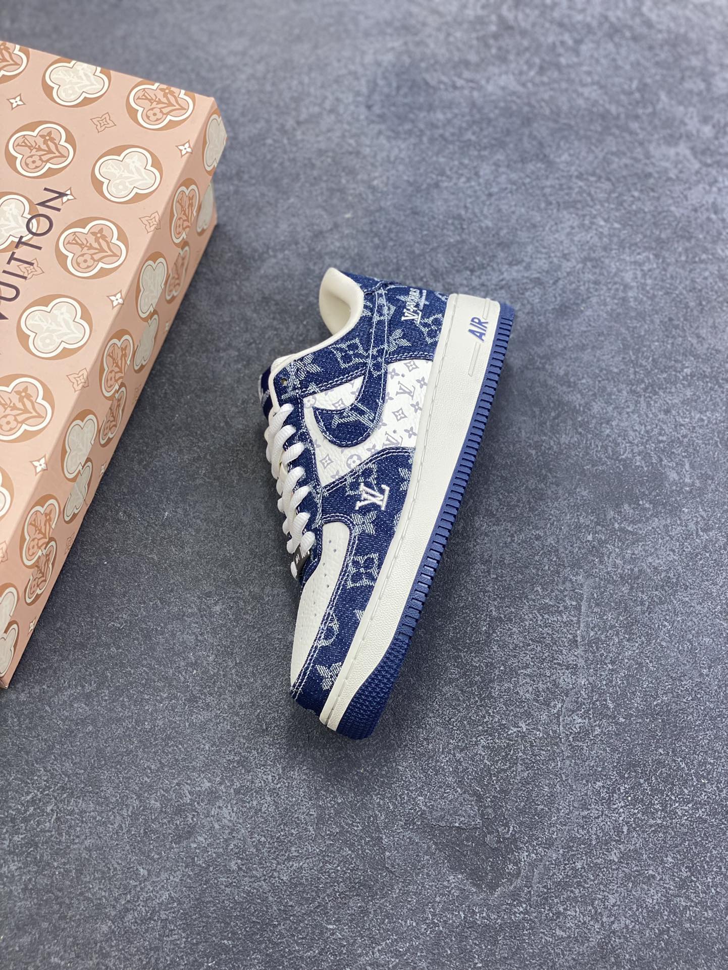 图片[7]-NIke Air Force 1 \’07 Low LV联名–白蓝空军一号低帮 运动鞋 休闲鞋 折边针车 防水牛仔布 高级夜光效果 工艺难度大 原楦头原纸板 高端定制鞋盒 原厂鞋底 超高清洁度 细节完美 货号：YF9511-811 尺码：36 36.5 37.5 38 38.5 39 40 40.5 41 42 42.5 43 44 44.5 45-选品中心