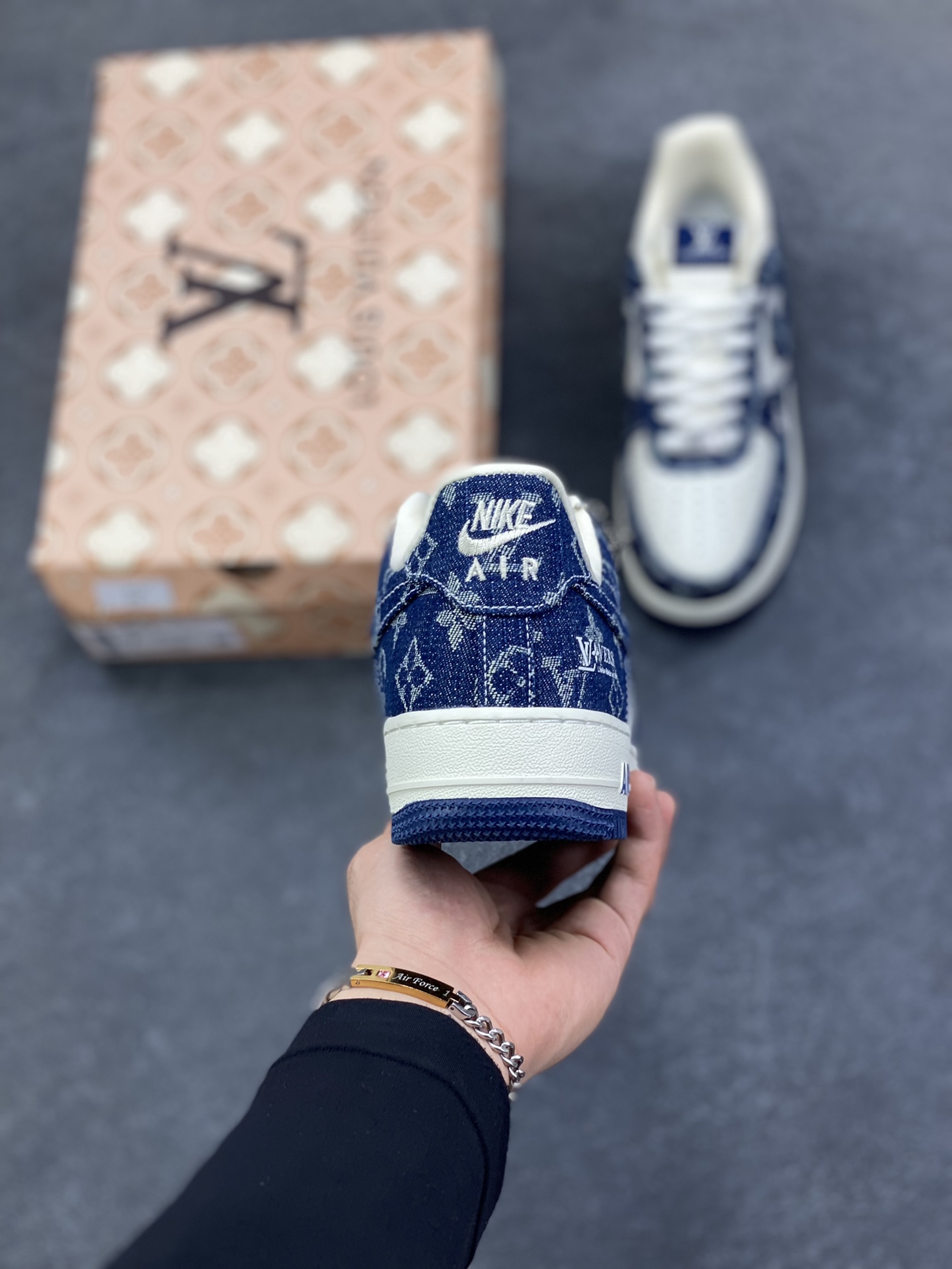 图片[4]-NIke Air Force 1 \’07 Low LV联名–白蓝空军一号低帮 运动鞋 休闲鞋 折边针车 防水牛仔布 高级夜光效果 工艺难度大 原楦头原纸板 高端定制鞋盒 原厂鞋底 超高清洁度 细节完美 货号：YF9511-811 尺码：36 36.5 37.5 38 38.5 39 40 40.5 41 42 42.5 43 44 44.5 45-选品中心