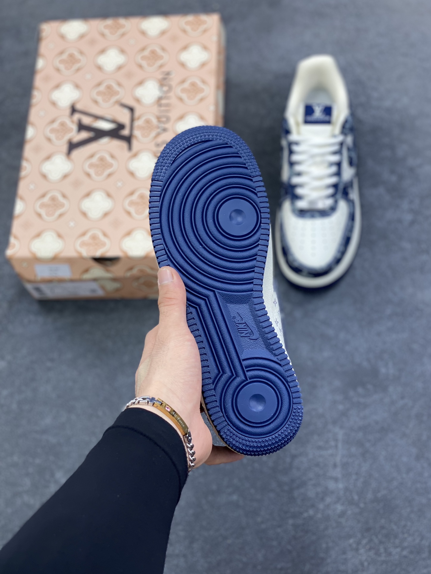图片[5]-NIke Air Force 1 \’07 Low LV联名–白蓝空军一号低帮 运动鞋 休闲鞋 折边针车 防水牛仔布 高级夜光效果 工艺难度大 原楦头原纸板 高端定制鞋盒 原厂鞋底 超高清洁度 细节完美 货号：YF9511-811 尺码：36 36.5 37.5 38 38.5 39 40 40.5 41 42 42.5 43 44 44.5 45-选品中心